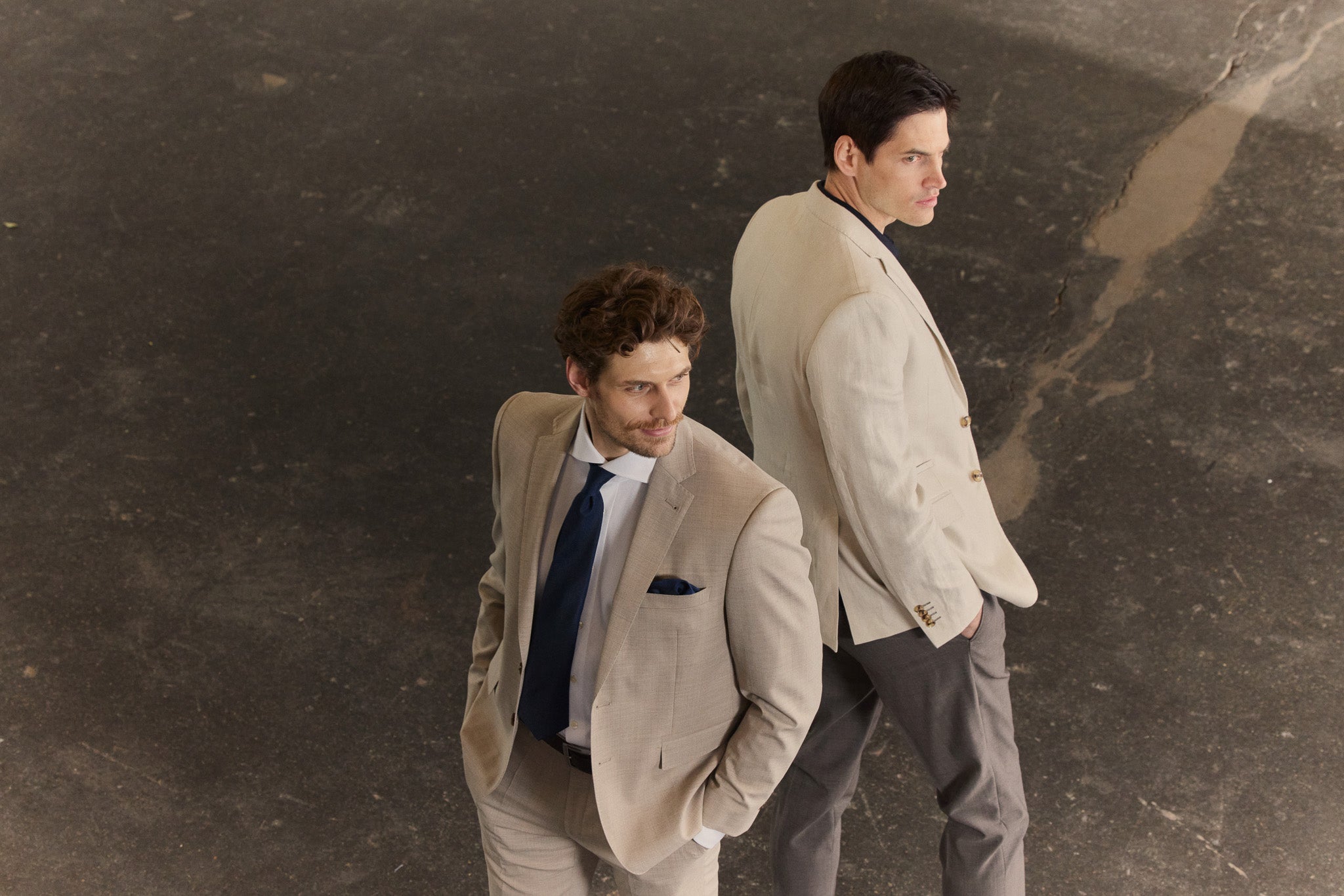 Mann in Anzug, der sich an ein Fenster lehnt