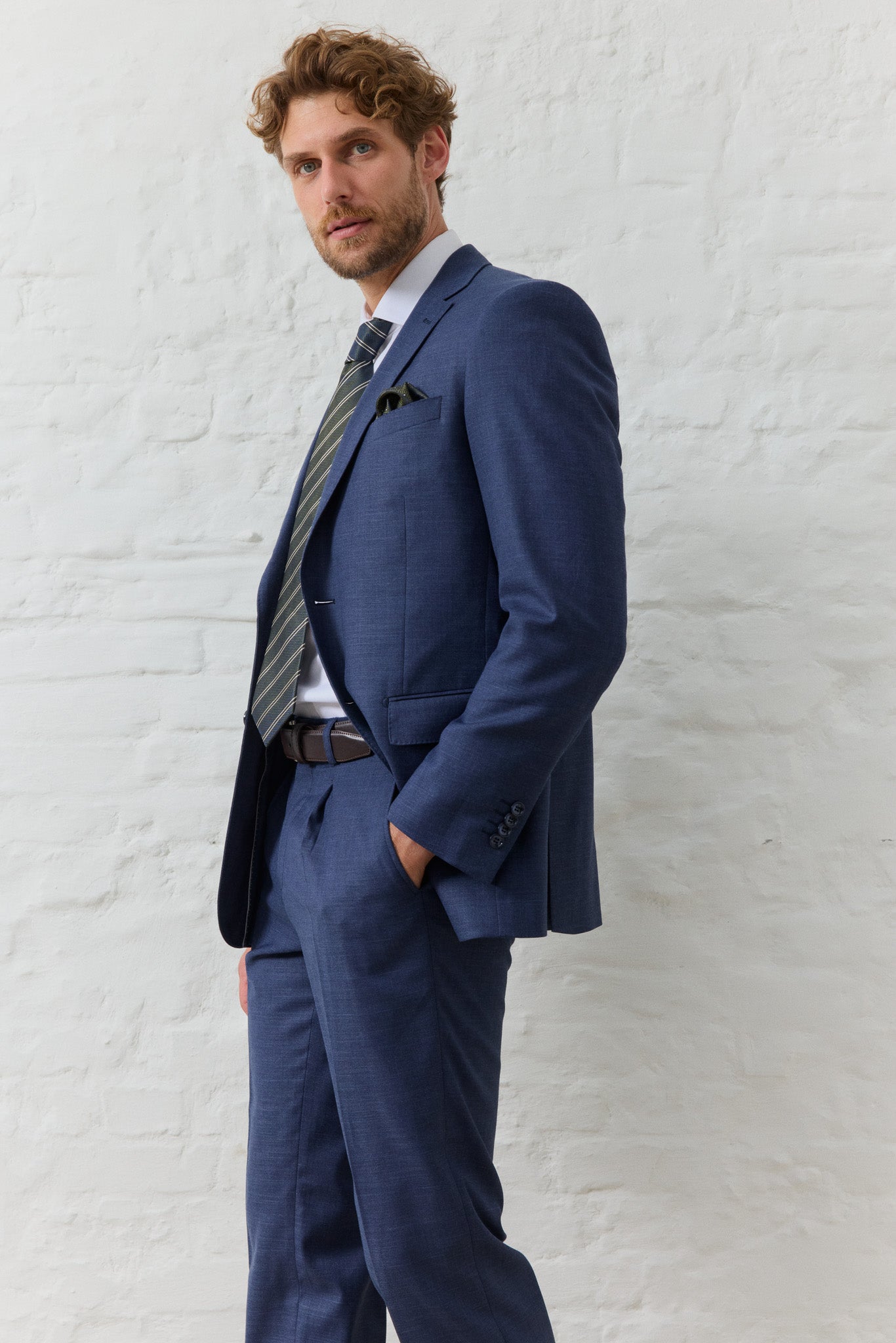 Mann im eleganten blauen Anzug.