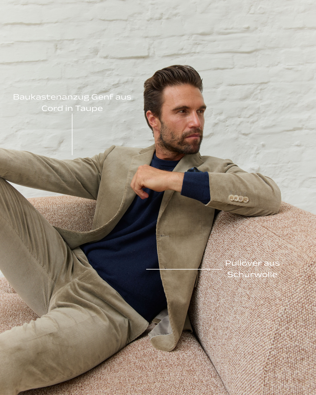 Mann in Cordanzug auf Couch