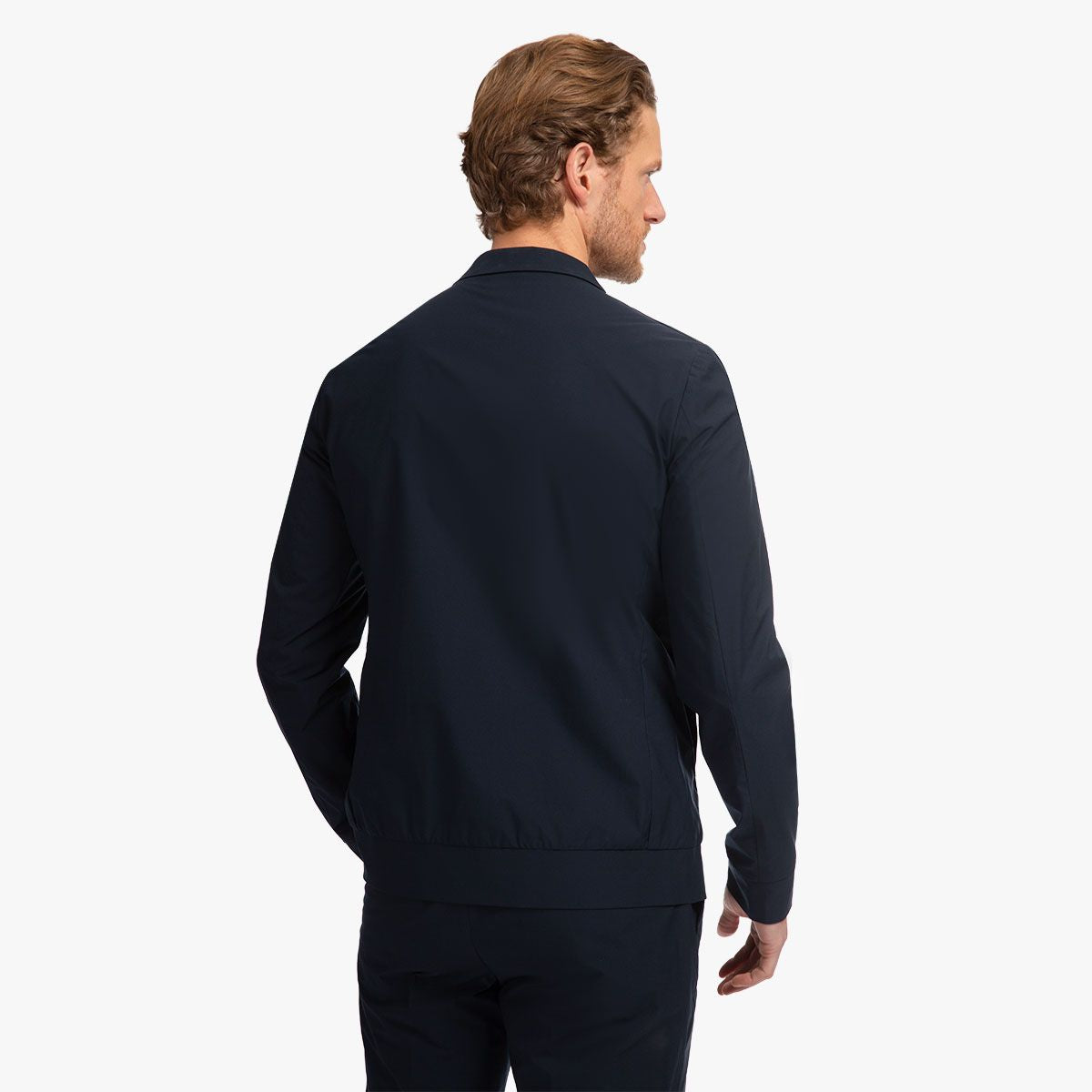 Mann in eleganter Herrenmode rückwärts.