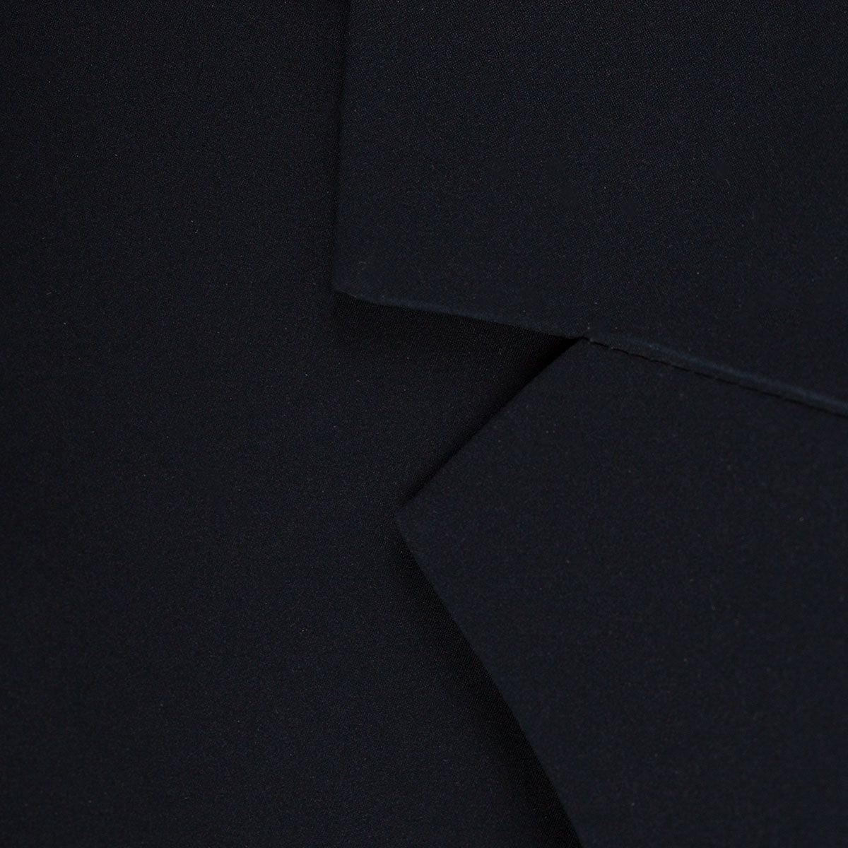 Dunkler Stoff mit scharfen Kanten.