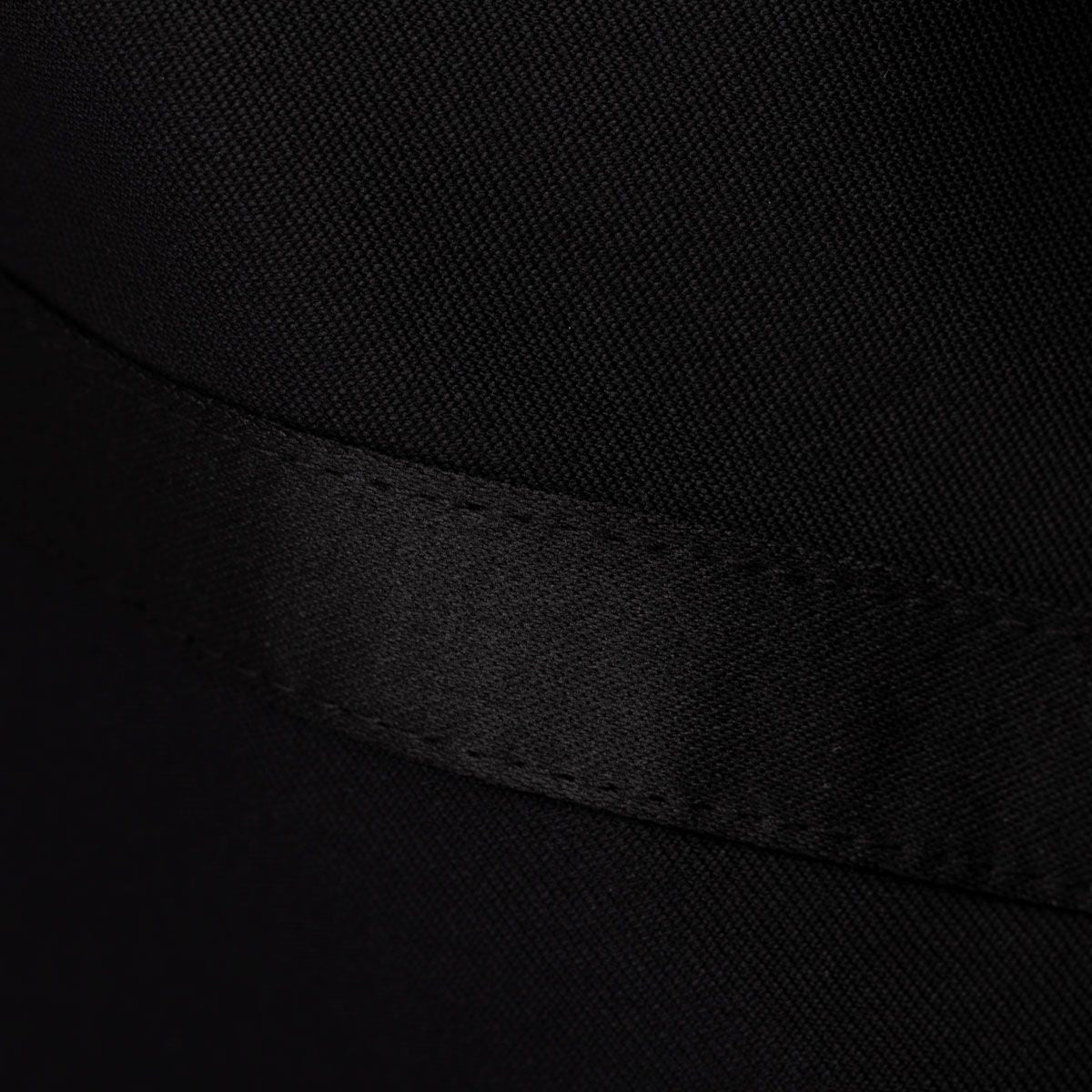 Schwarzer Stoff mit Nahtdetail.