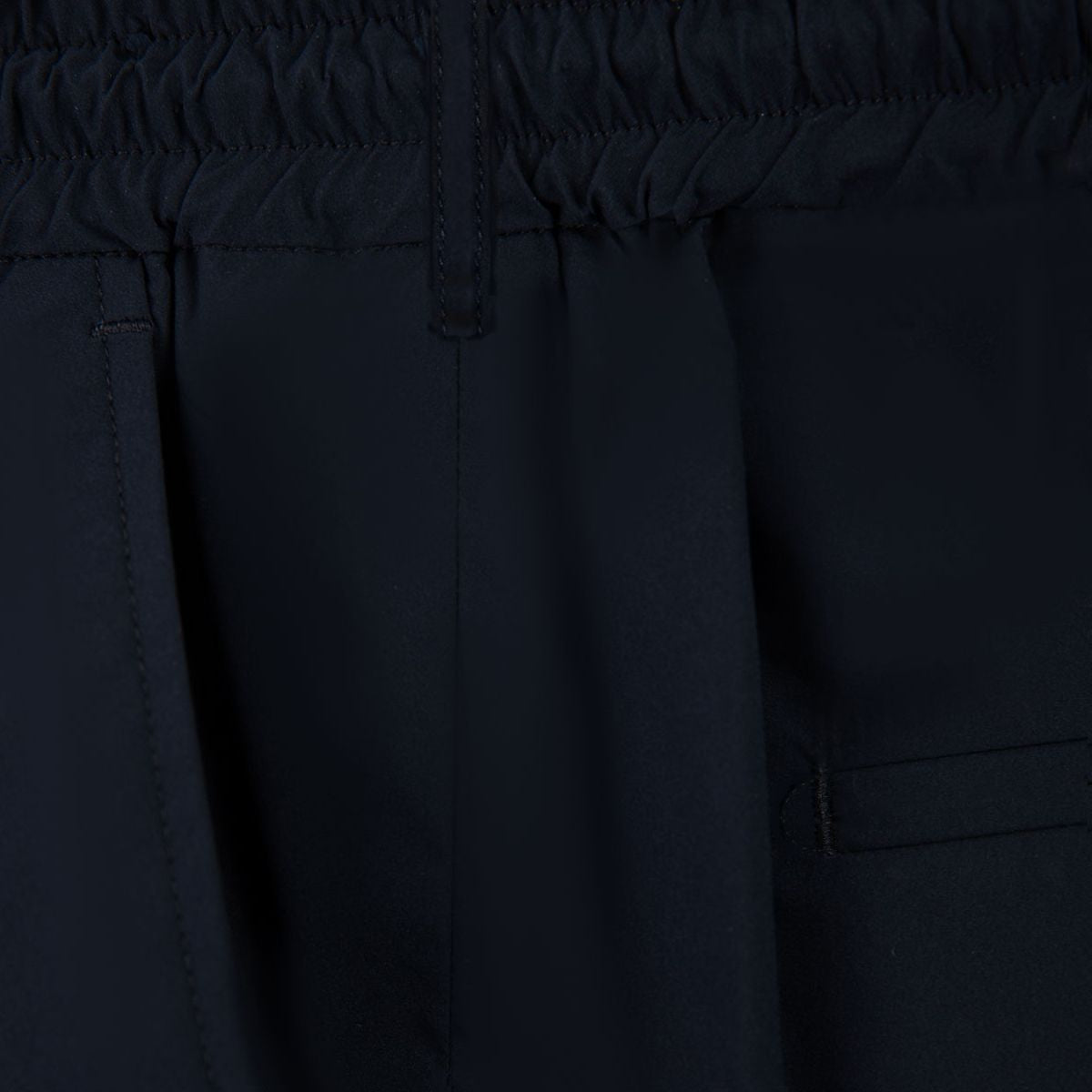 Dunkelblaue elegante Herrenhose Detail.