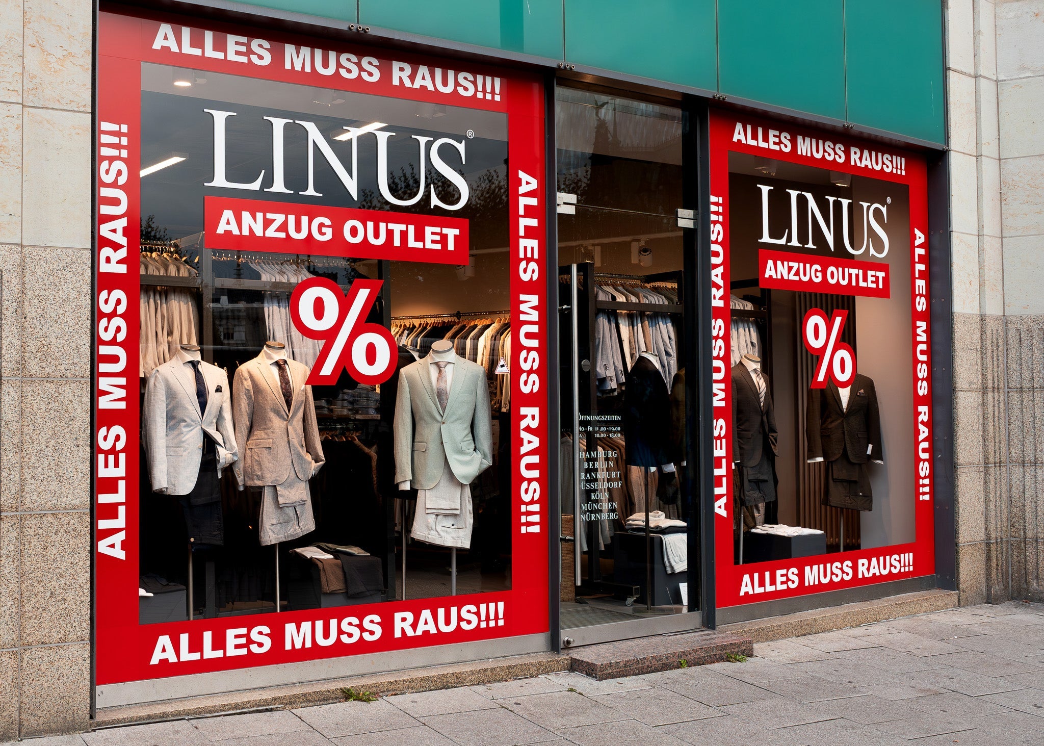Schaufenster mit Anzügen und Rabatten.