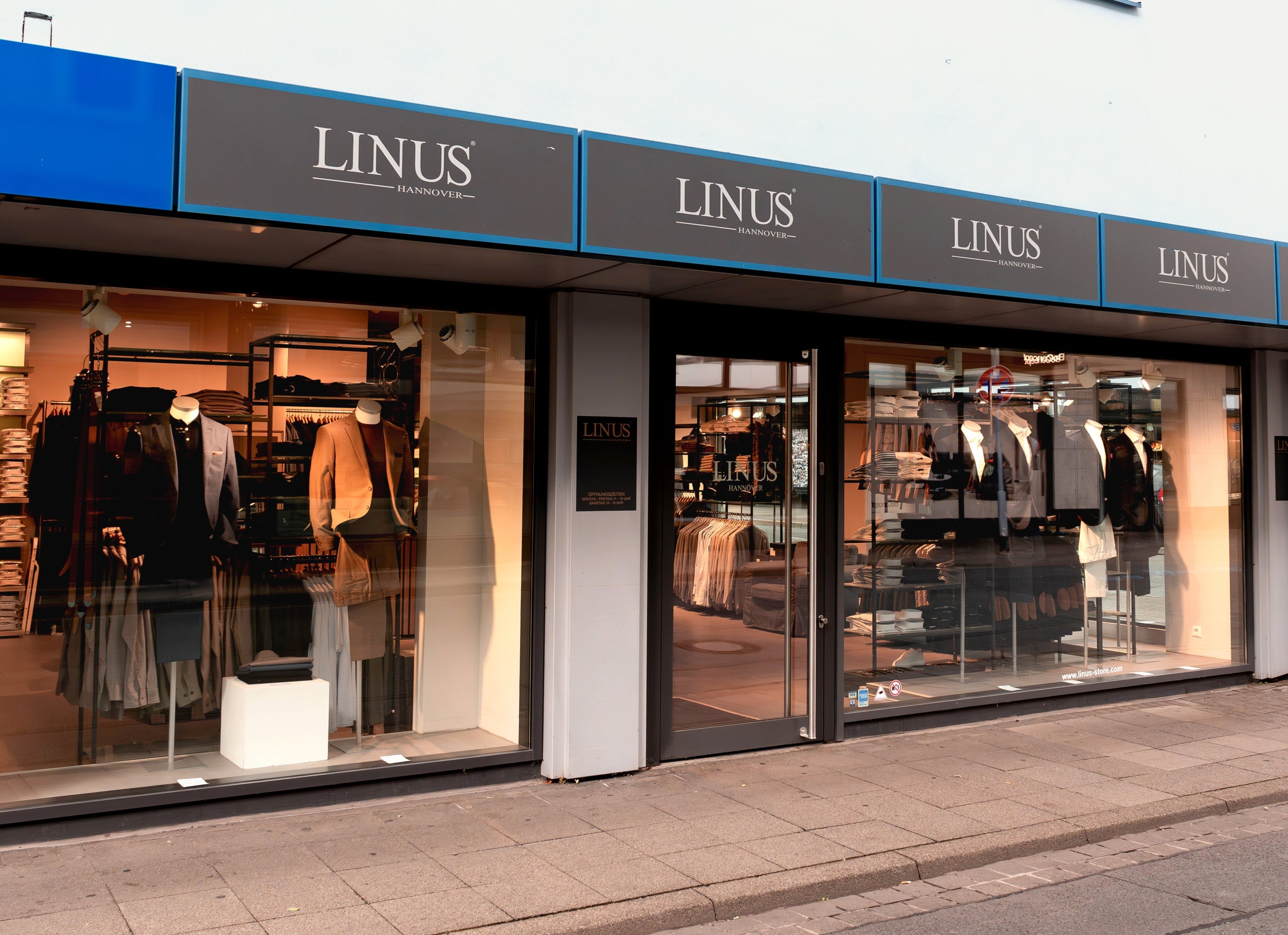 Schaufenster mit eleganter Herrenmode.