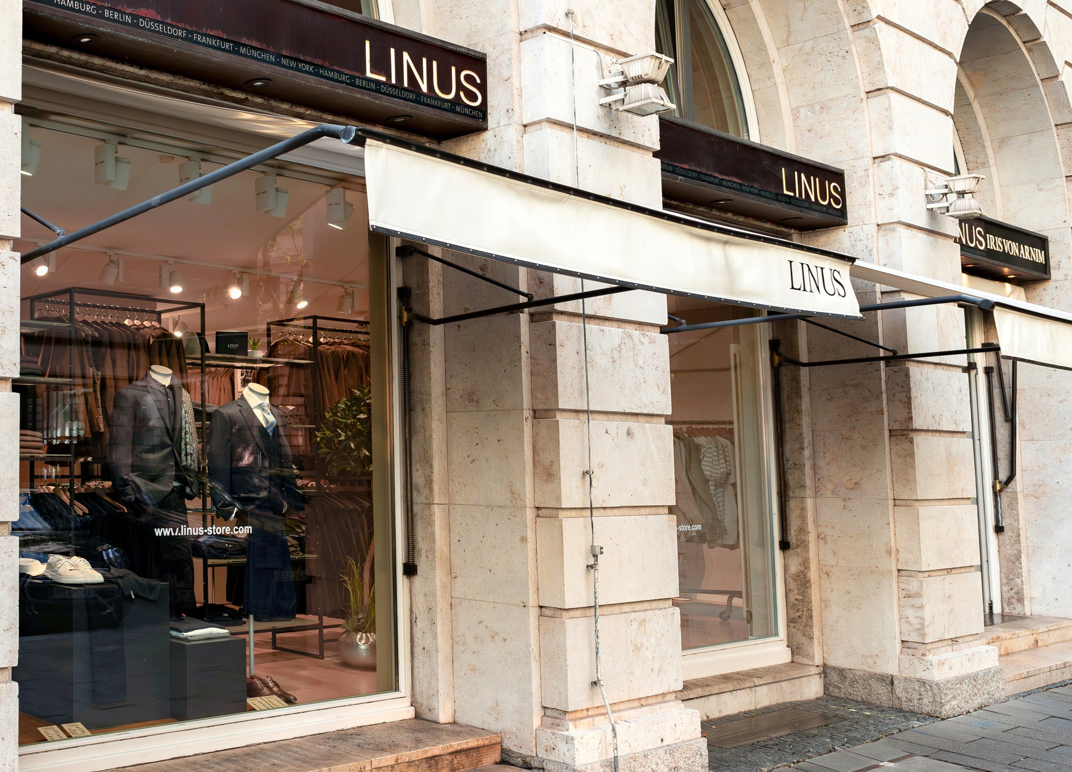 Schaufenster mit eleganter Herrenmode.