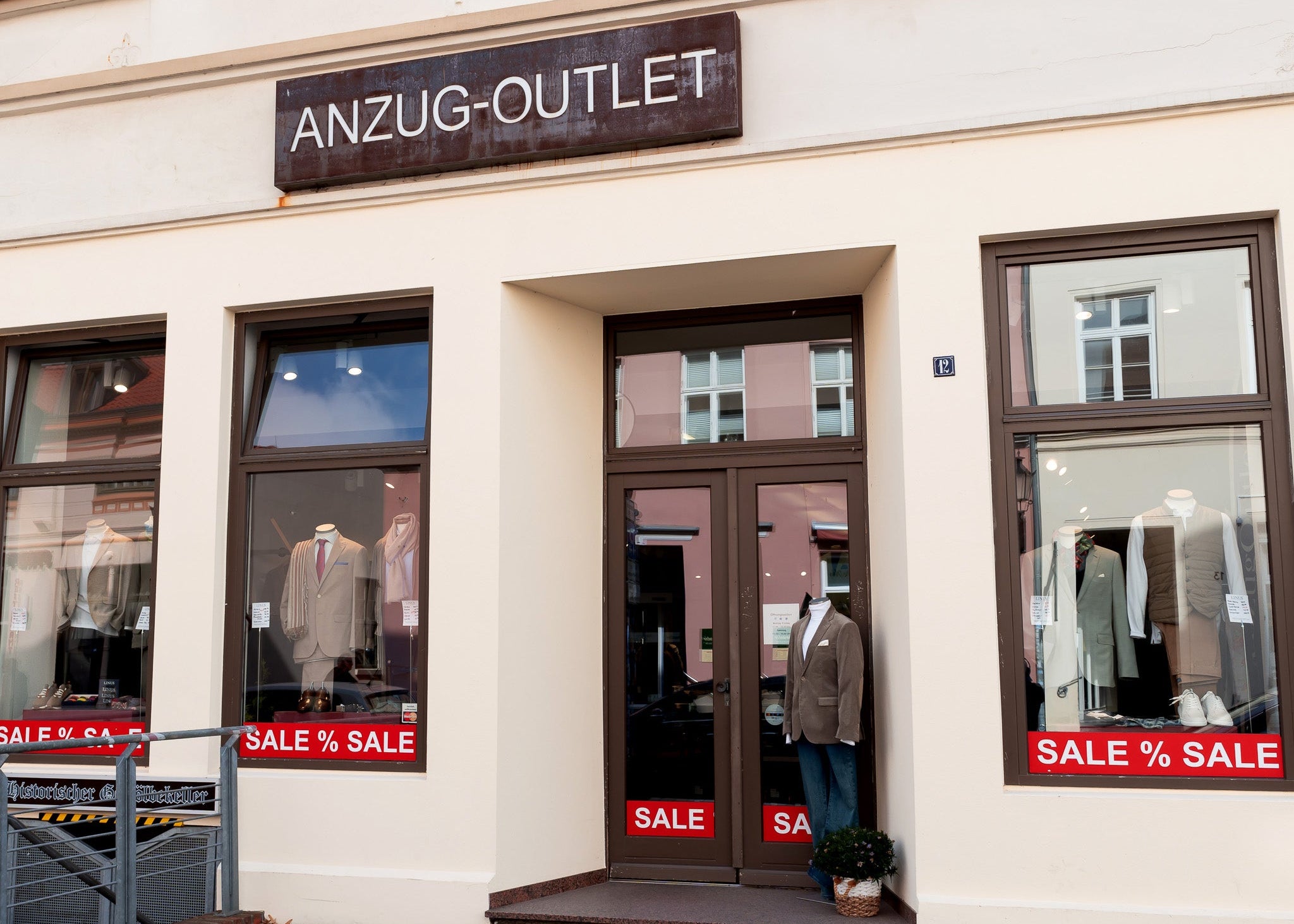 Anzuggeschäft mit Schaufensterpuppen, Sale.