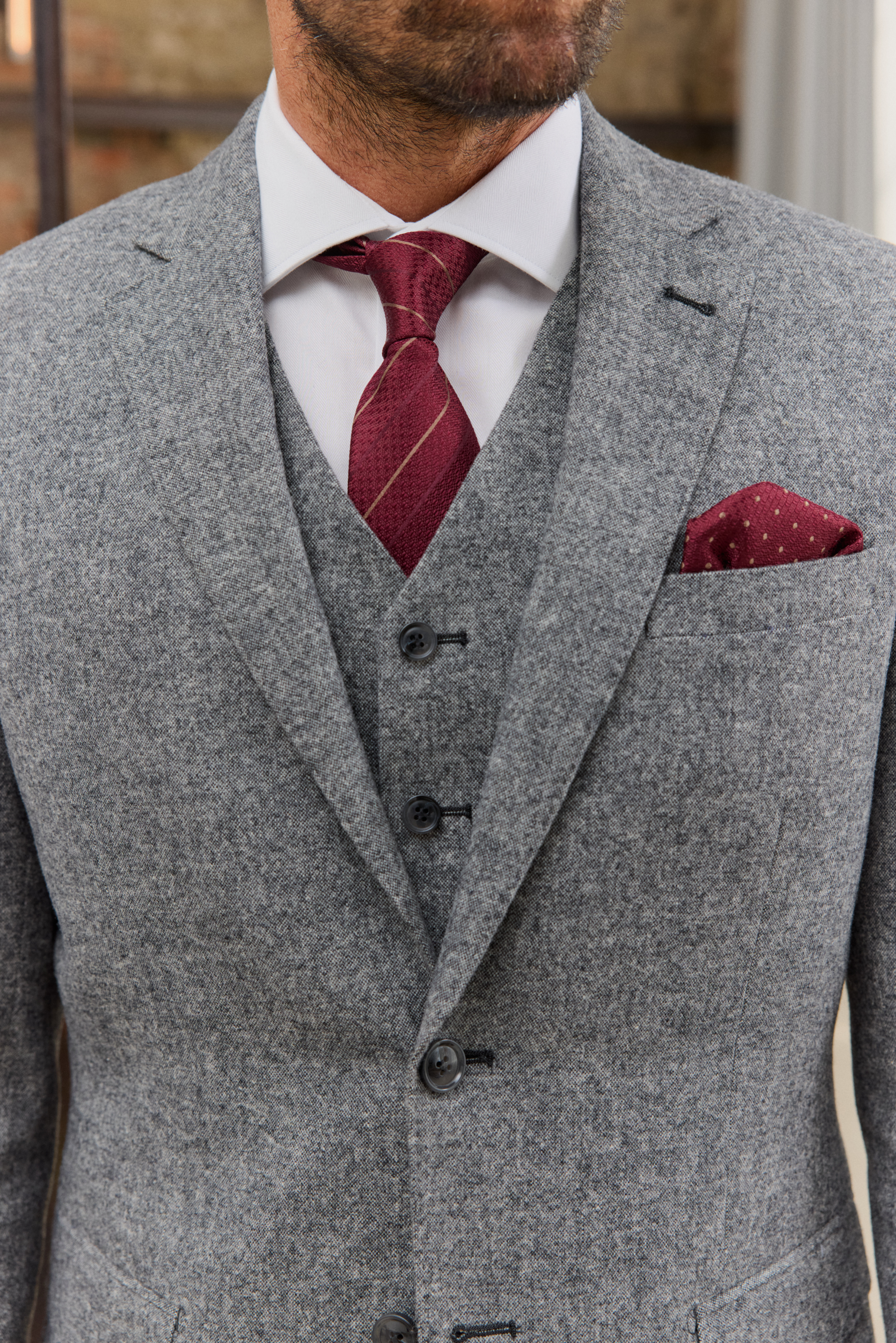 Grauer Anzug, rote Krawatte, Einstecktuch, Hemd, Mann.