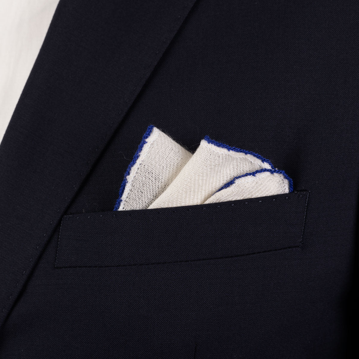 Einstecktuch aus Wolle und Seide in Creme mit blauem Rand royal Bild 1