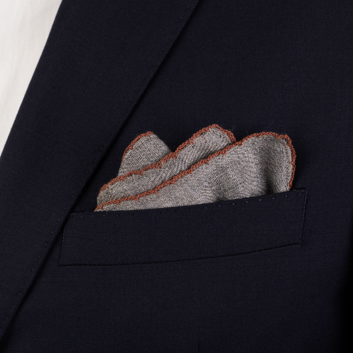 Einstecktuch aus Wolle und Seide in Grau mit braunem Rand grau/braun Bild 1