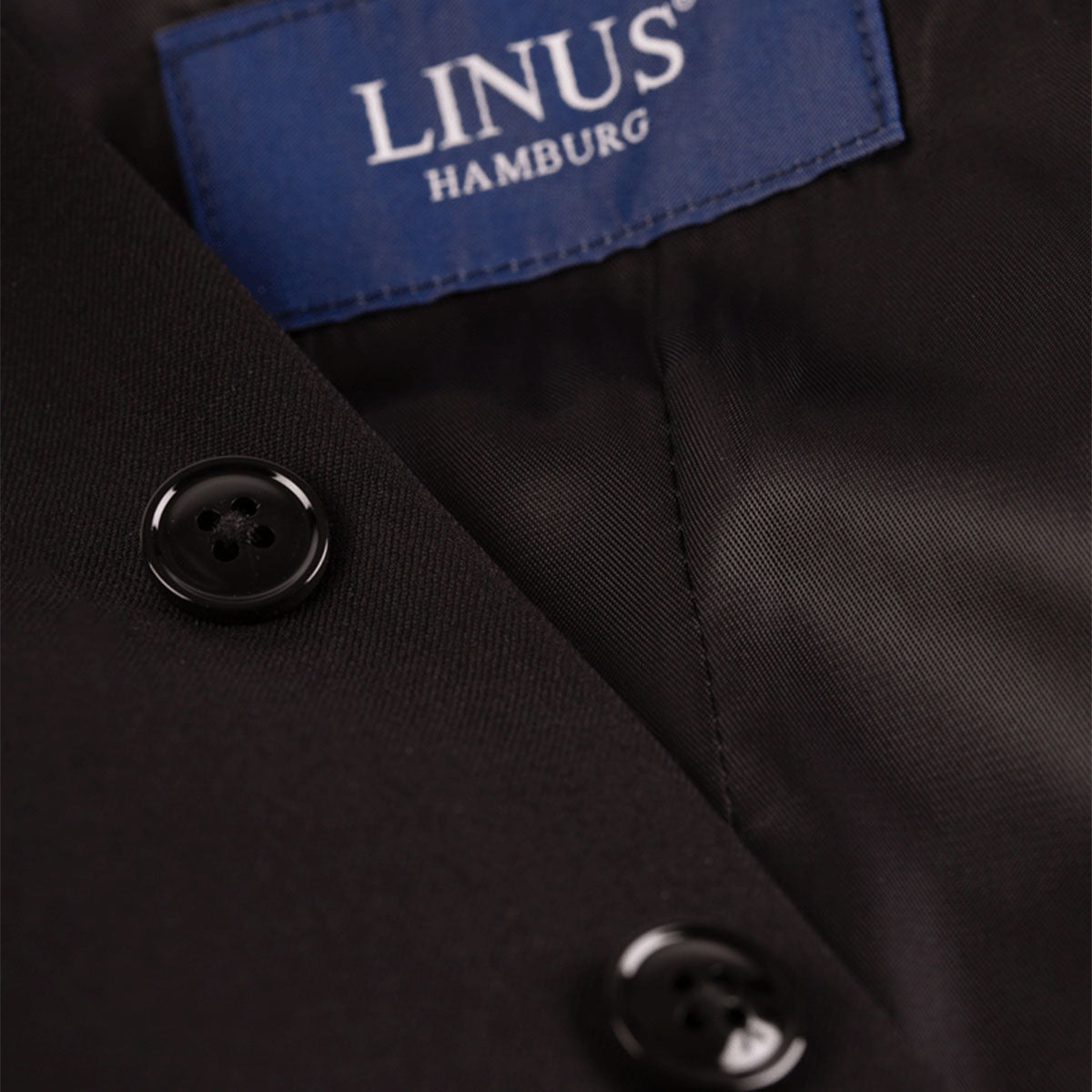 Schwarzer Anzug mit LINUS-Label.