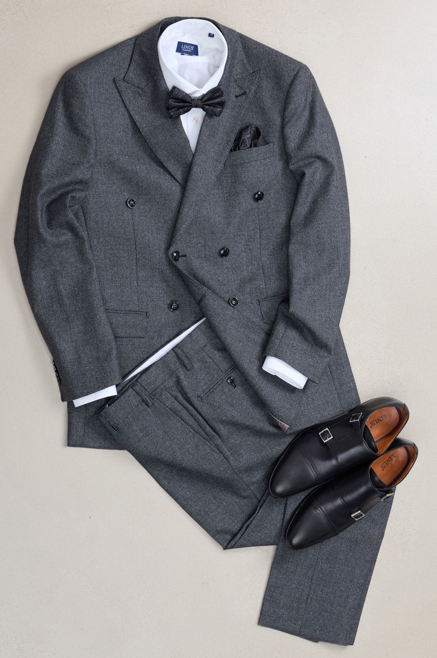 Grauer Anzug, weißes Hemd, Fliege, schwarze Schuhe, LLOYD.