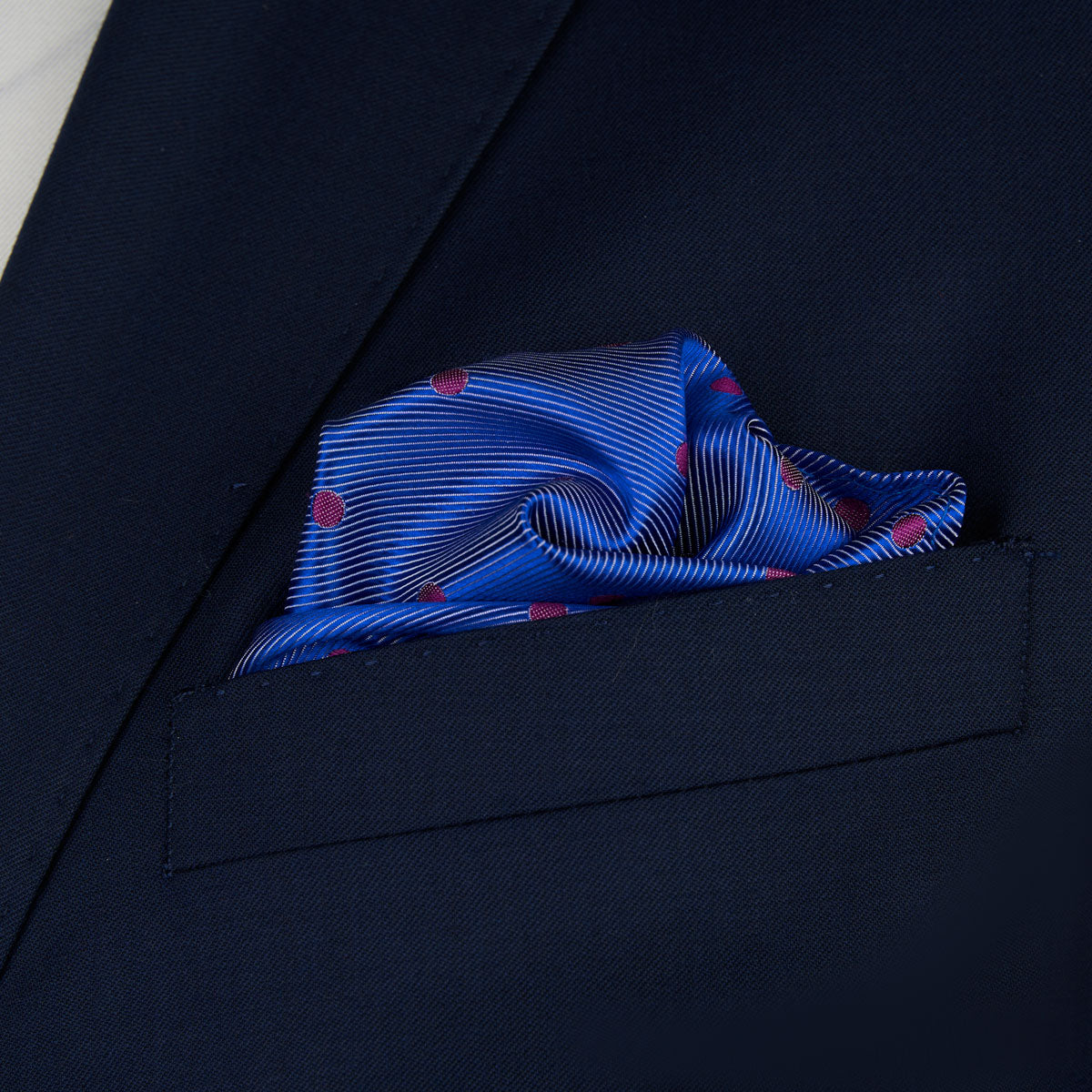 Einstecktuch aus reiner Seide in Blau mit lila Punkten mittelblau Bild 1