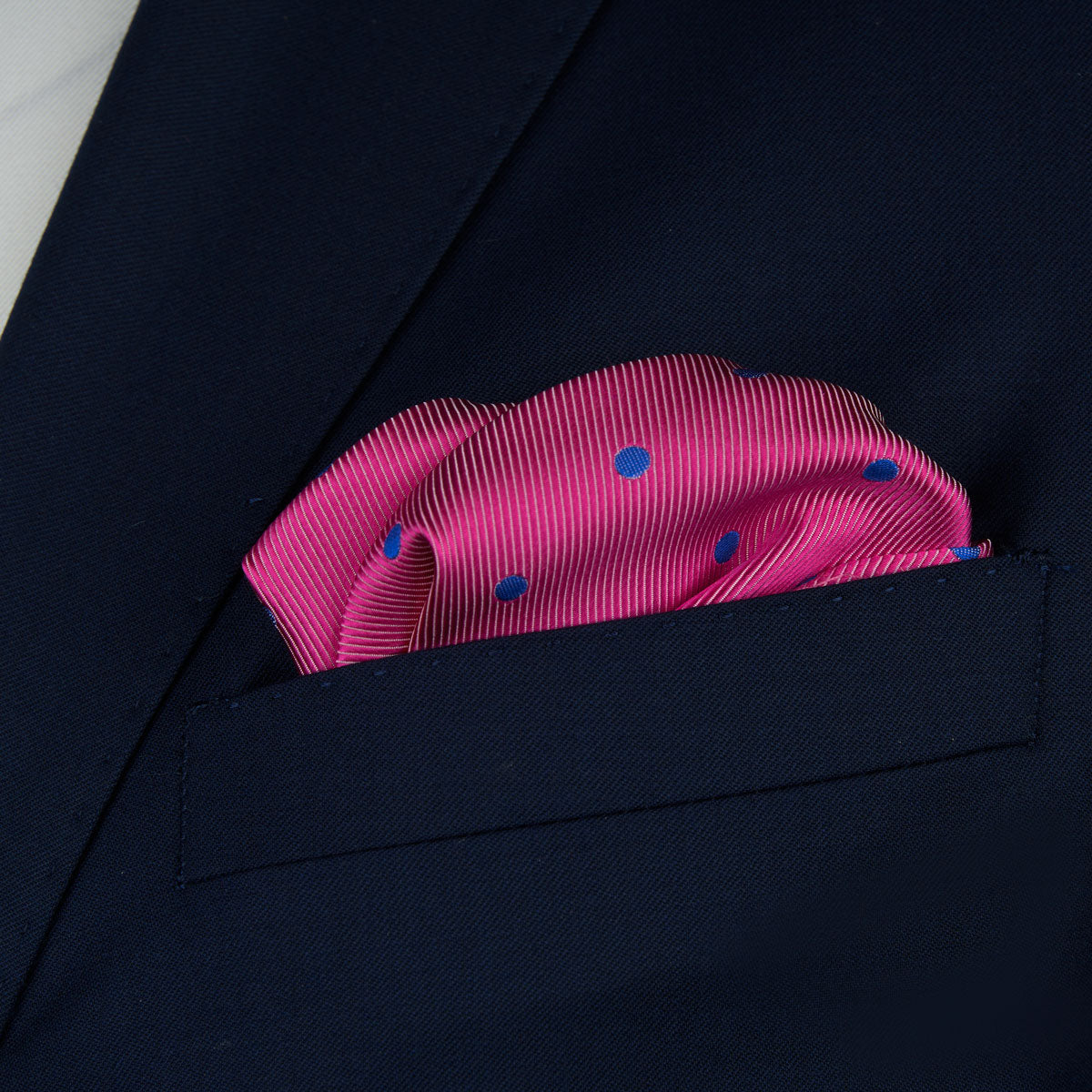 Einstecktuch aus reiner Seide in Rosa mit blauen Punkten pink Bild 1