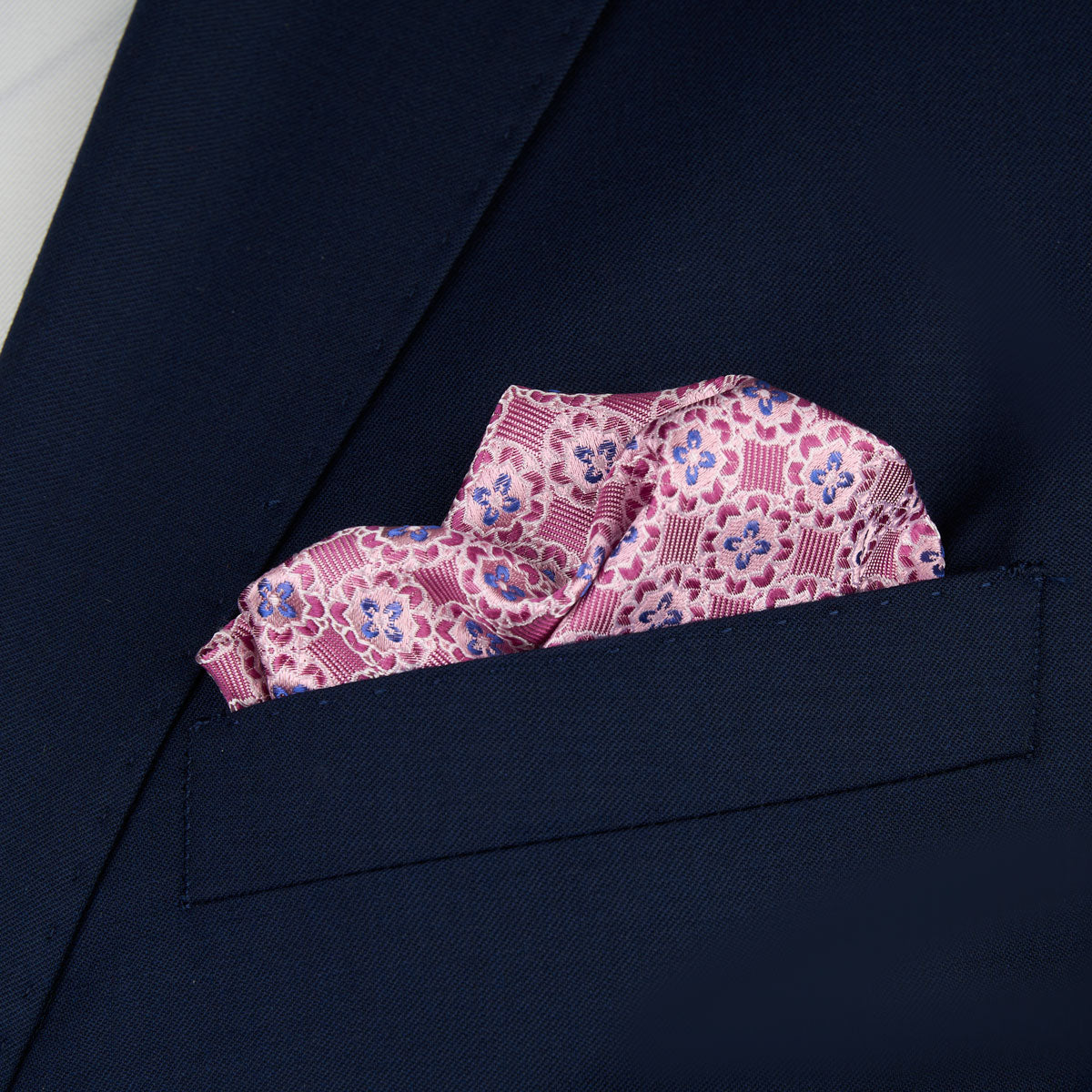 Einstecktuch aus reiner Seide in Lila mit blauen floralen Elementen pink Bild 1