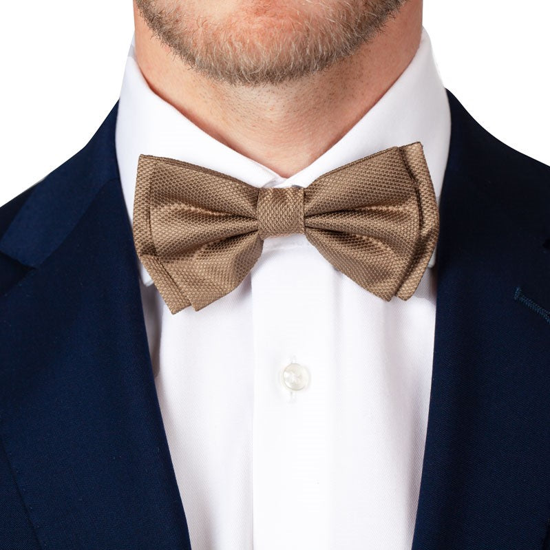 Vorgebundene Fliege aus Seide in uni braun braun Bild 2