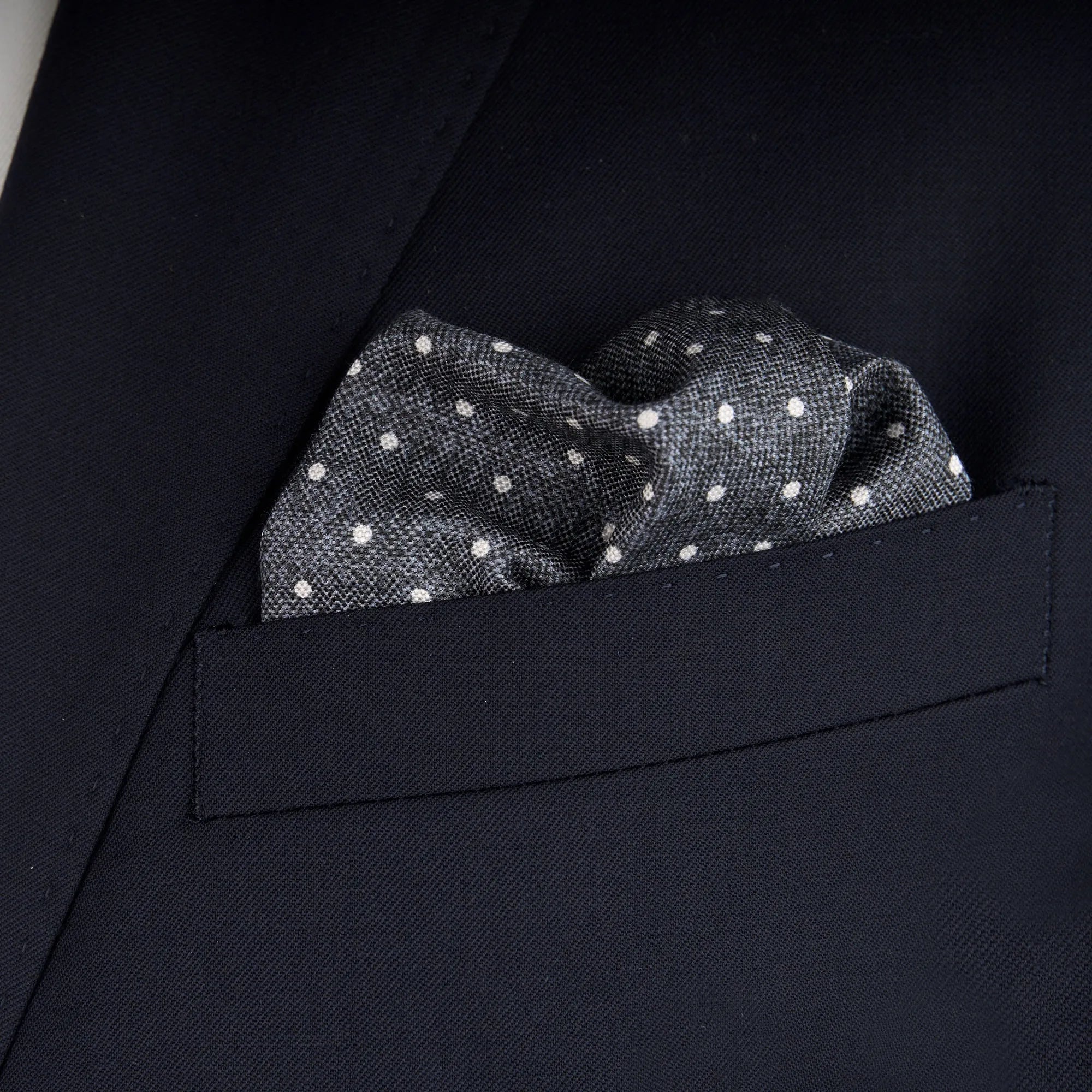 Einstecktuch in Anthrazit mit weißen Punkten antra Bild 1