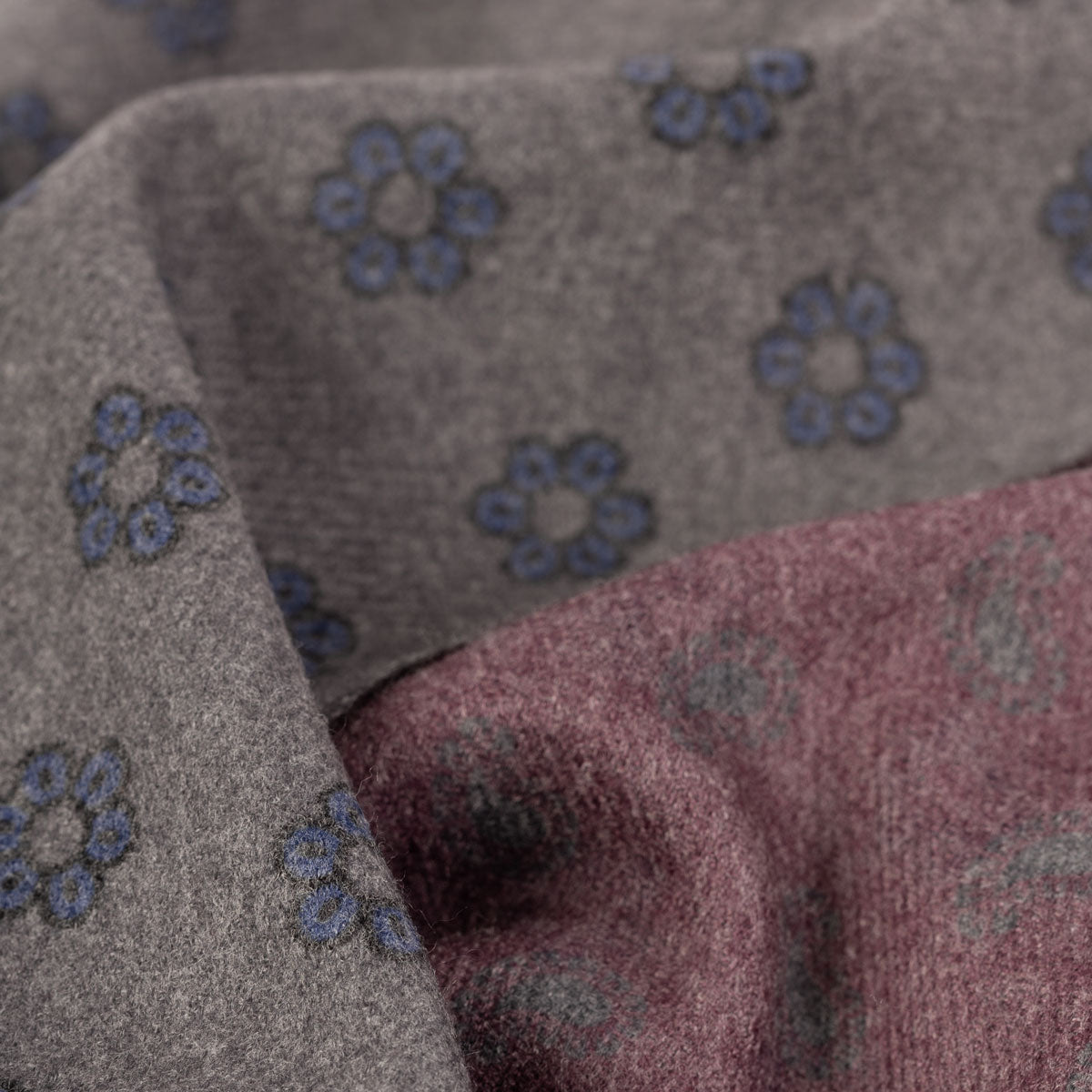 Schal in Grau und Lila mit dezentem Blütenmuster grau/rot Bild 3