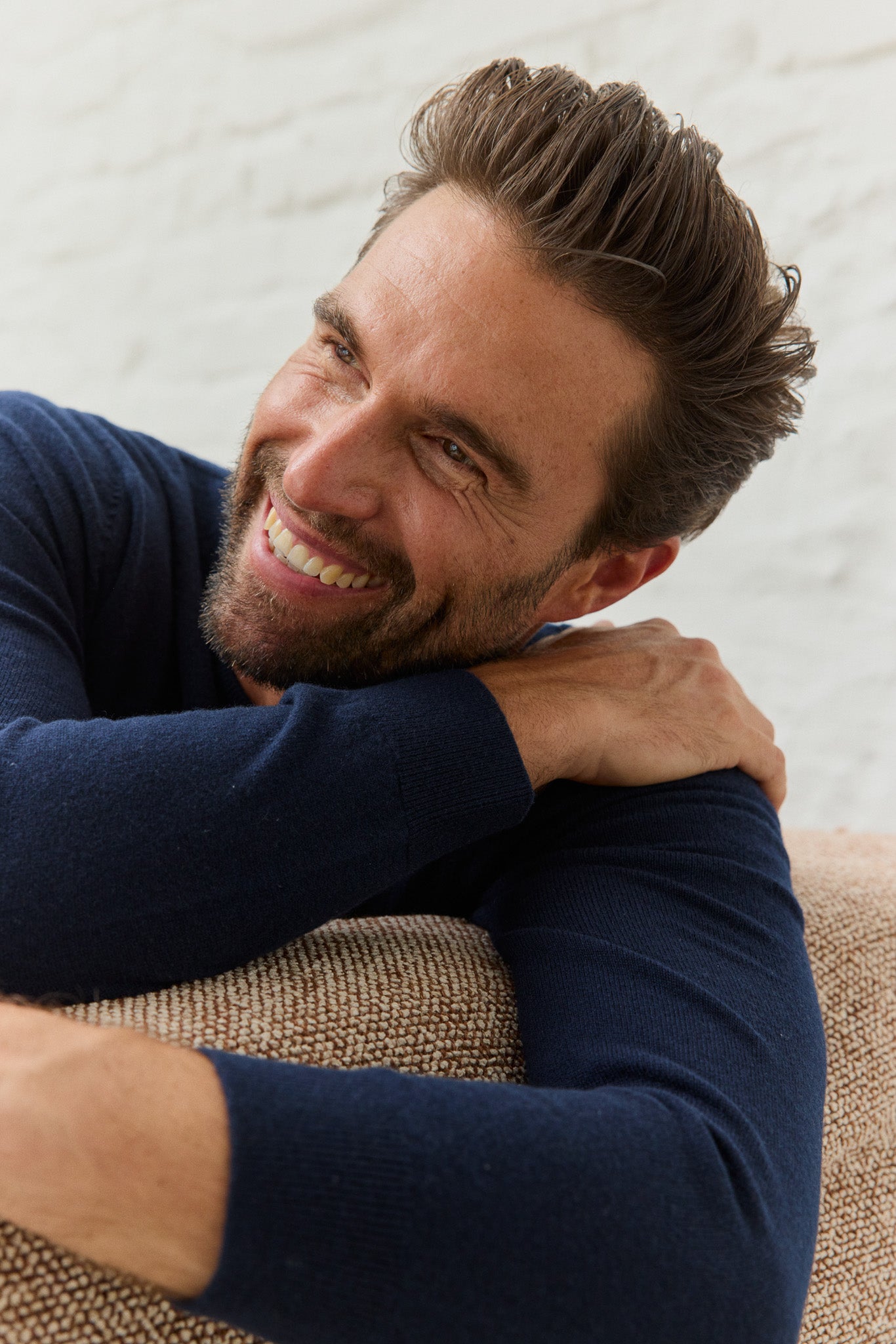 Lächelnder Mann in elegantem Pullover.