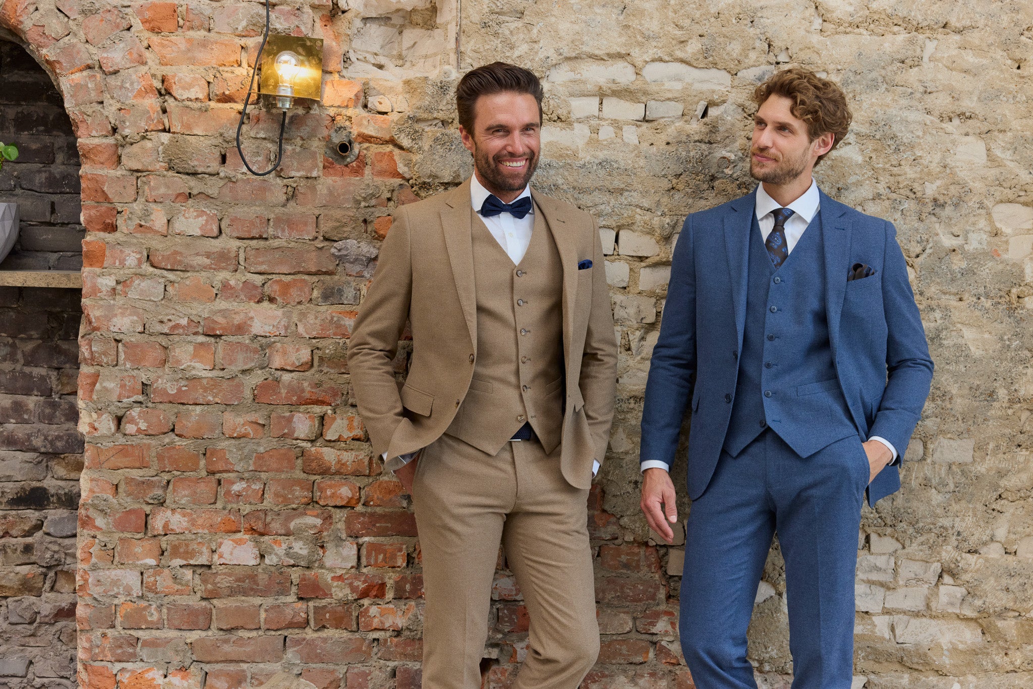 Zwei Männer in eleganten Anzügen.