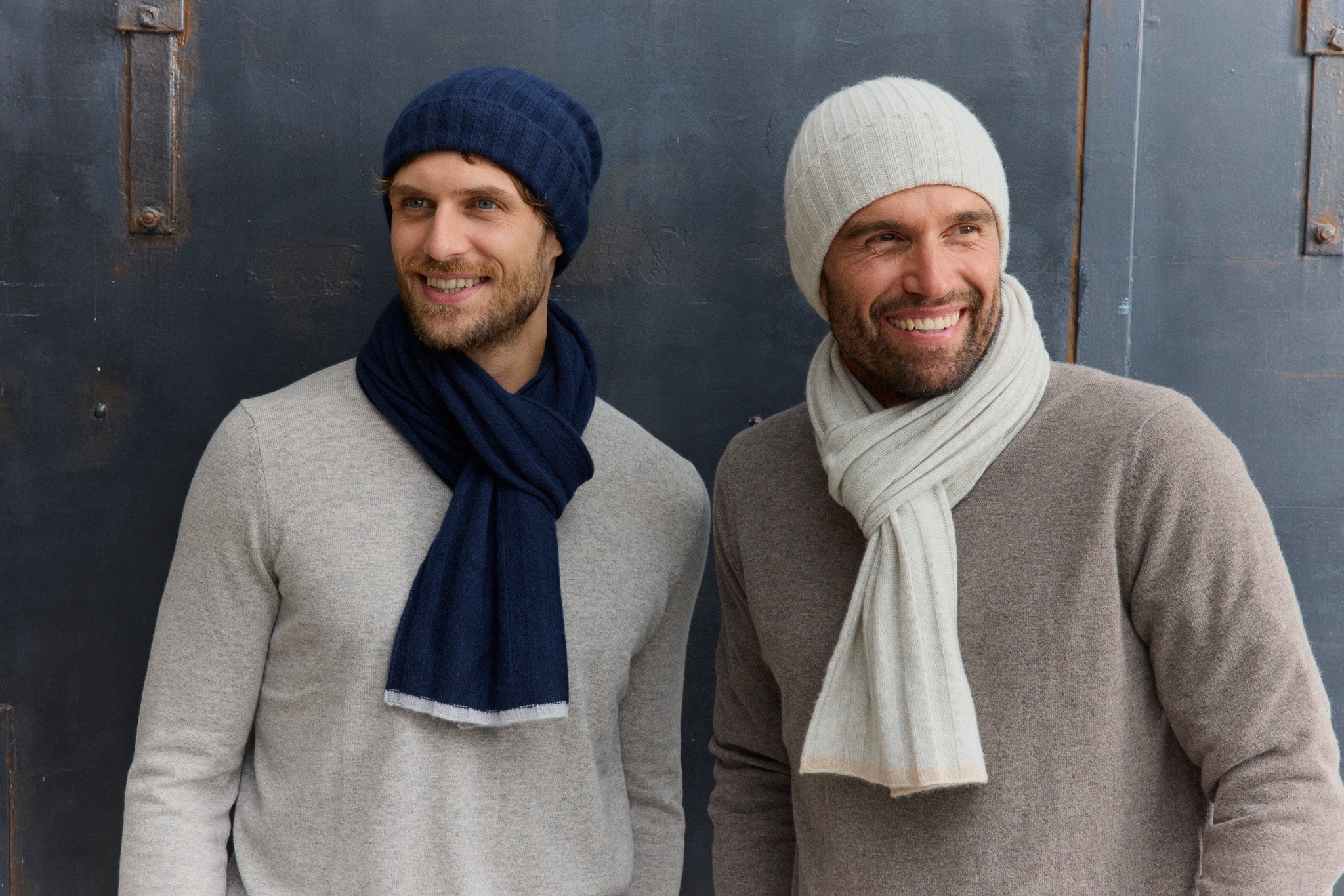 Zwei Männer in eleganter Wintermode.