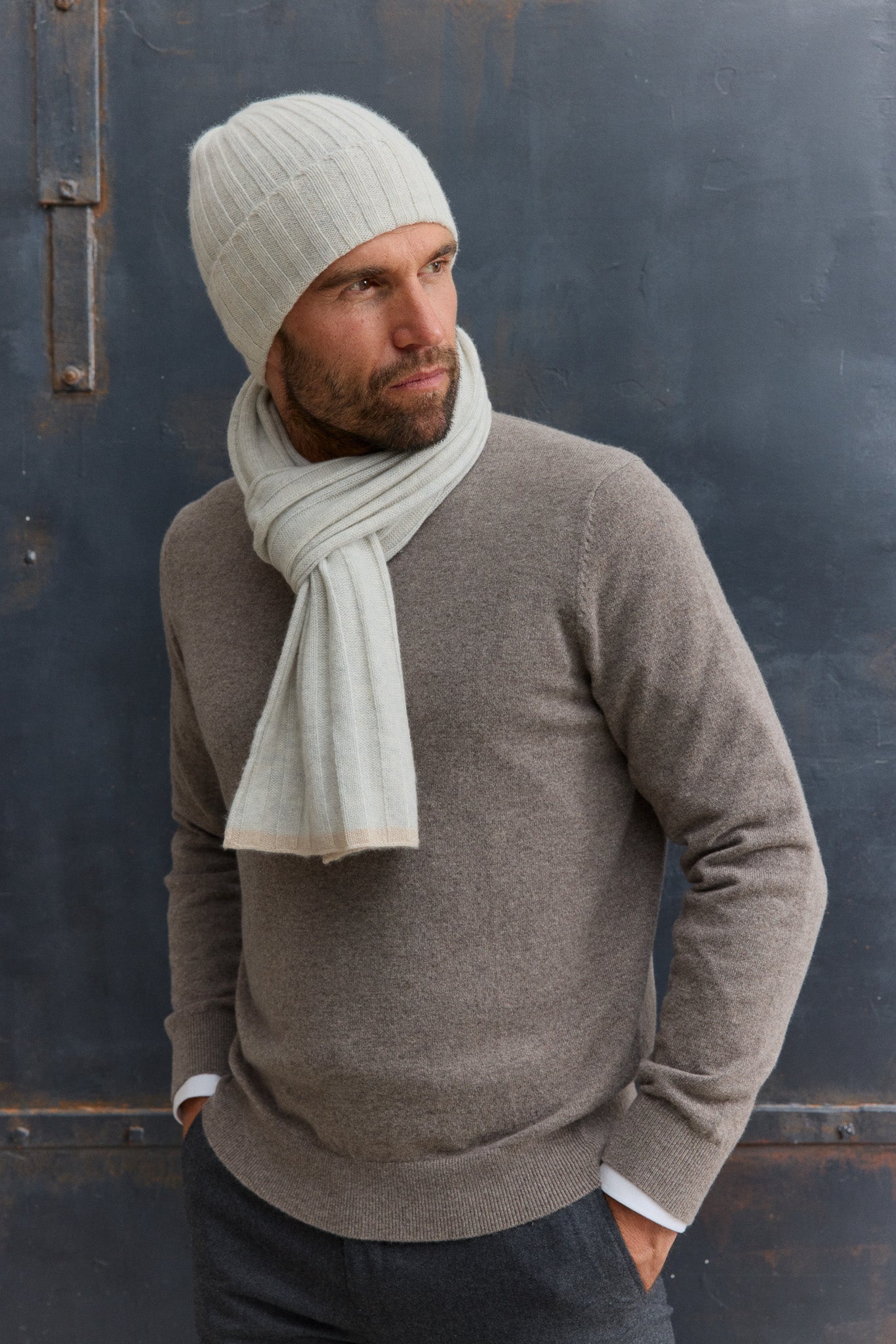 Mann in eleganter Winterkleidung.