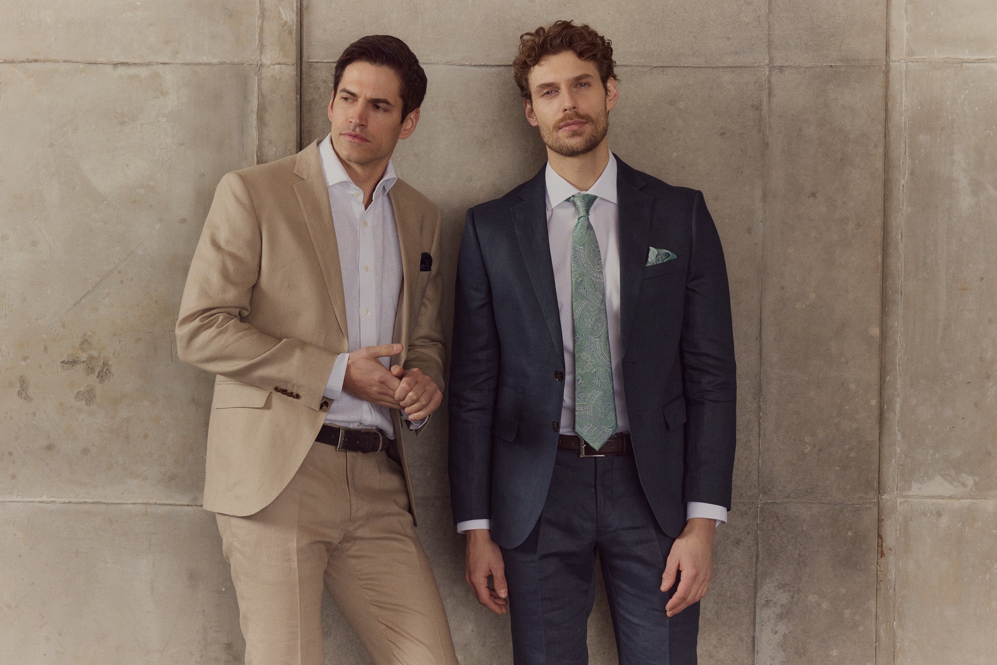 Zwei Männer in schlichten Anzügen.