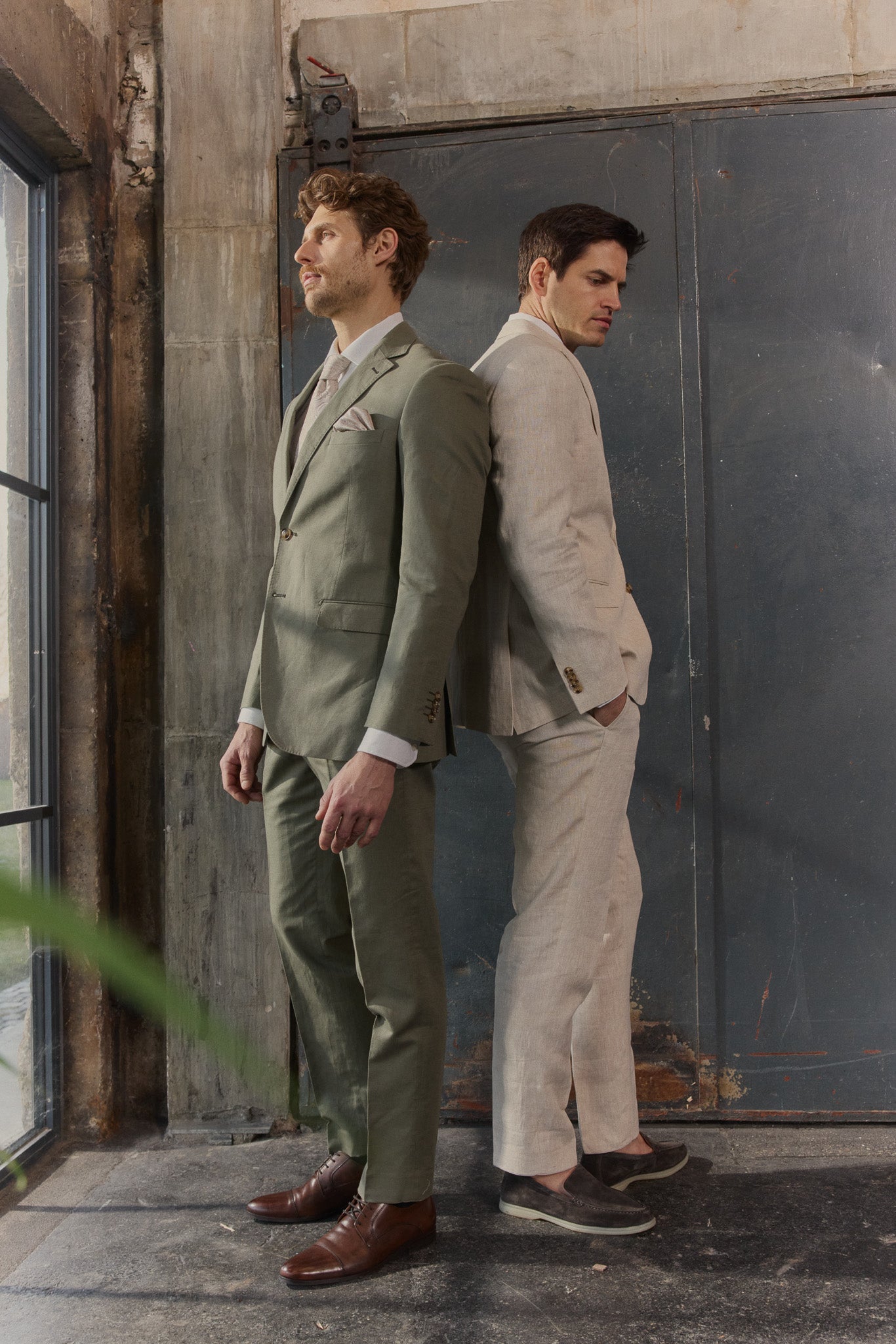 Zwei Männer in Leinenanzügen