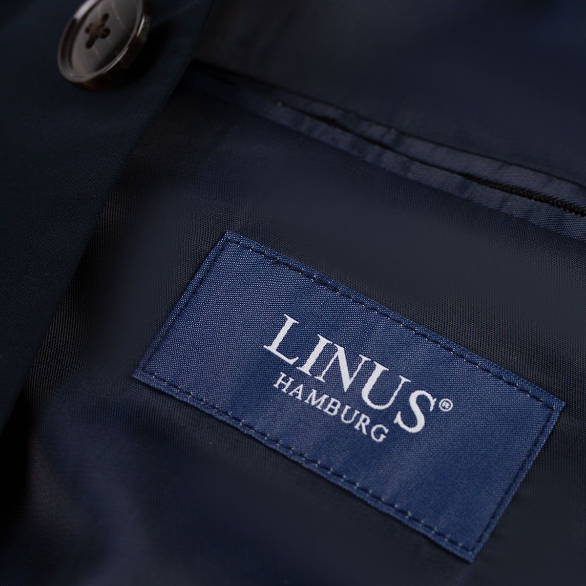 LINUS Hamburg Etikett auf Anzug.