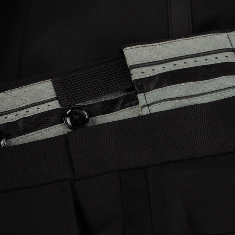 Schwarze Hose mit Knopfdetails.