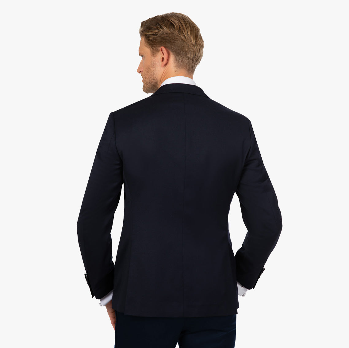 Mann im eleganten Anzugrücken.