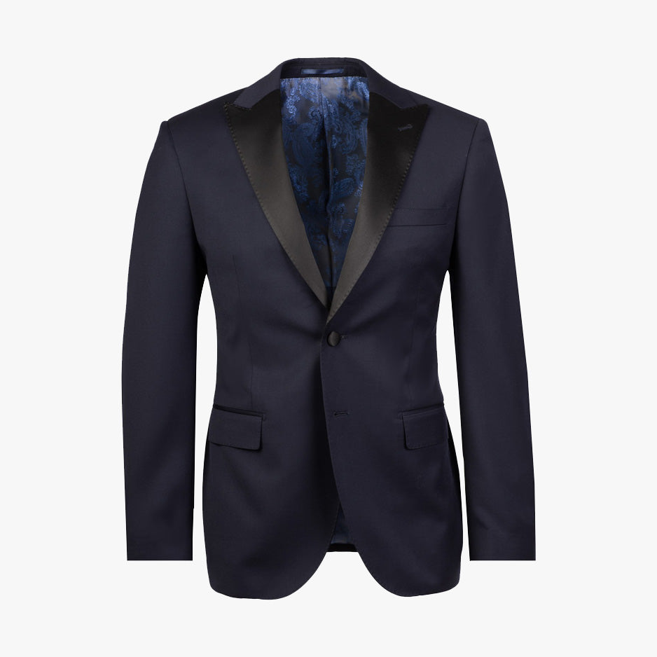 Dunkler Anzug mit Seidenrevers.