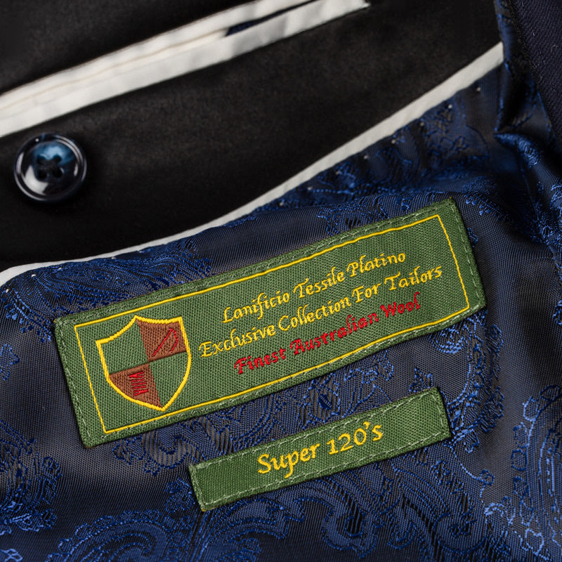 Anzugfutter mit Etikettendetails.