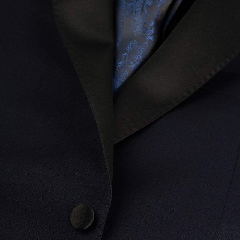 Schwarzer Anzug mit blauem Futter.