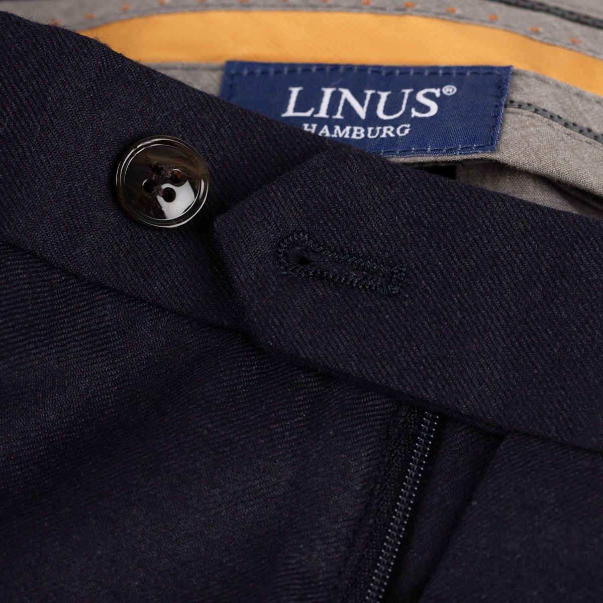 Hose mit LINUS-Label, Detailansicht.