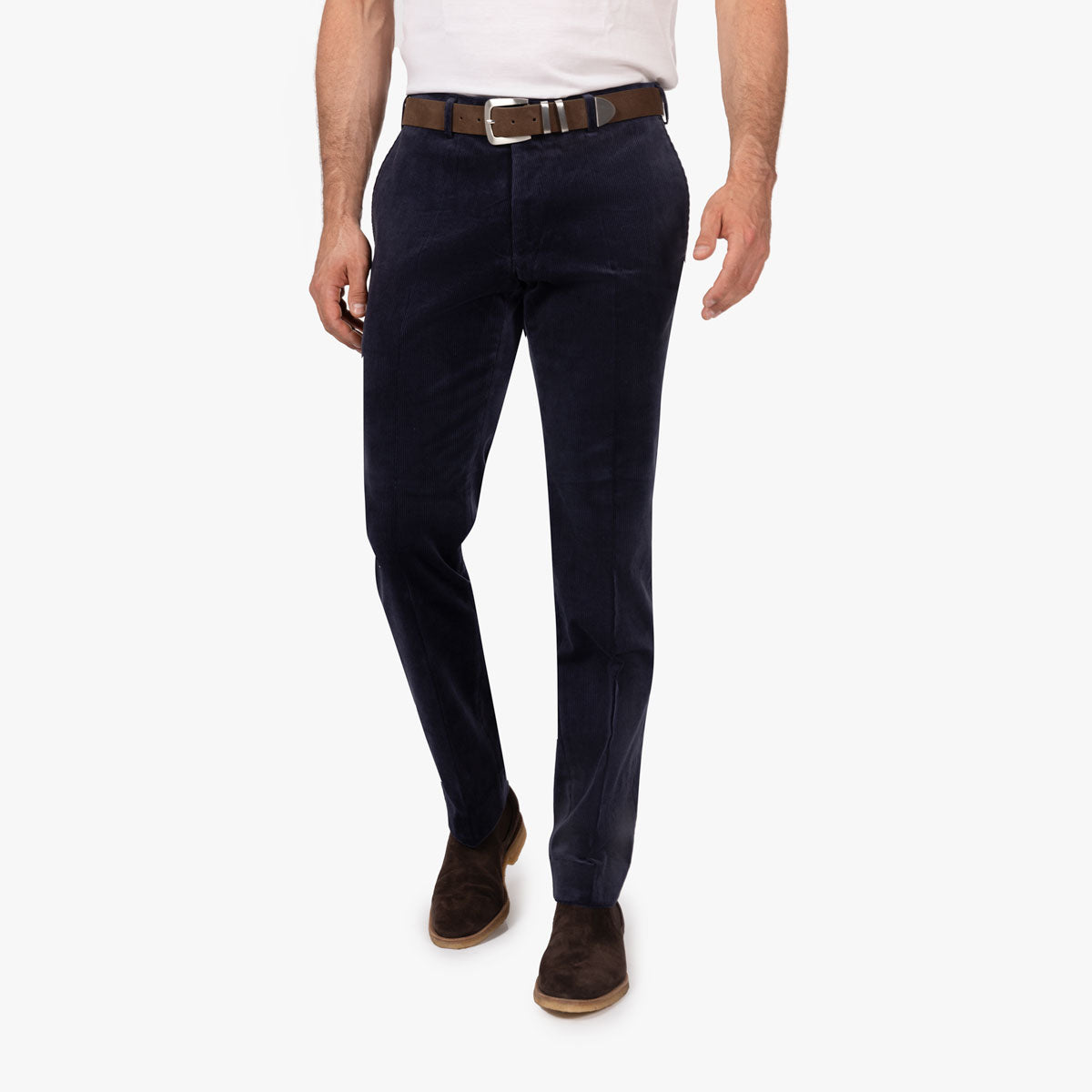 Mann trägt elegante Hose, Gürtel.