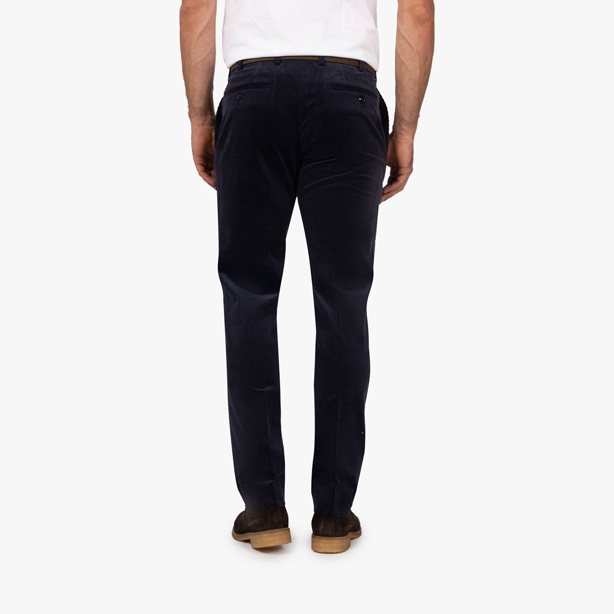 Mann in eleganter Hose rückseitig.