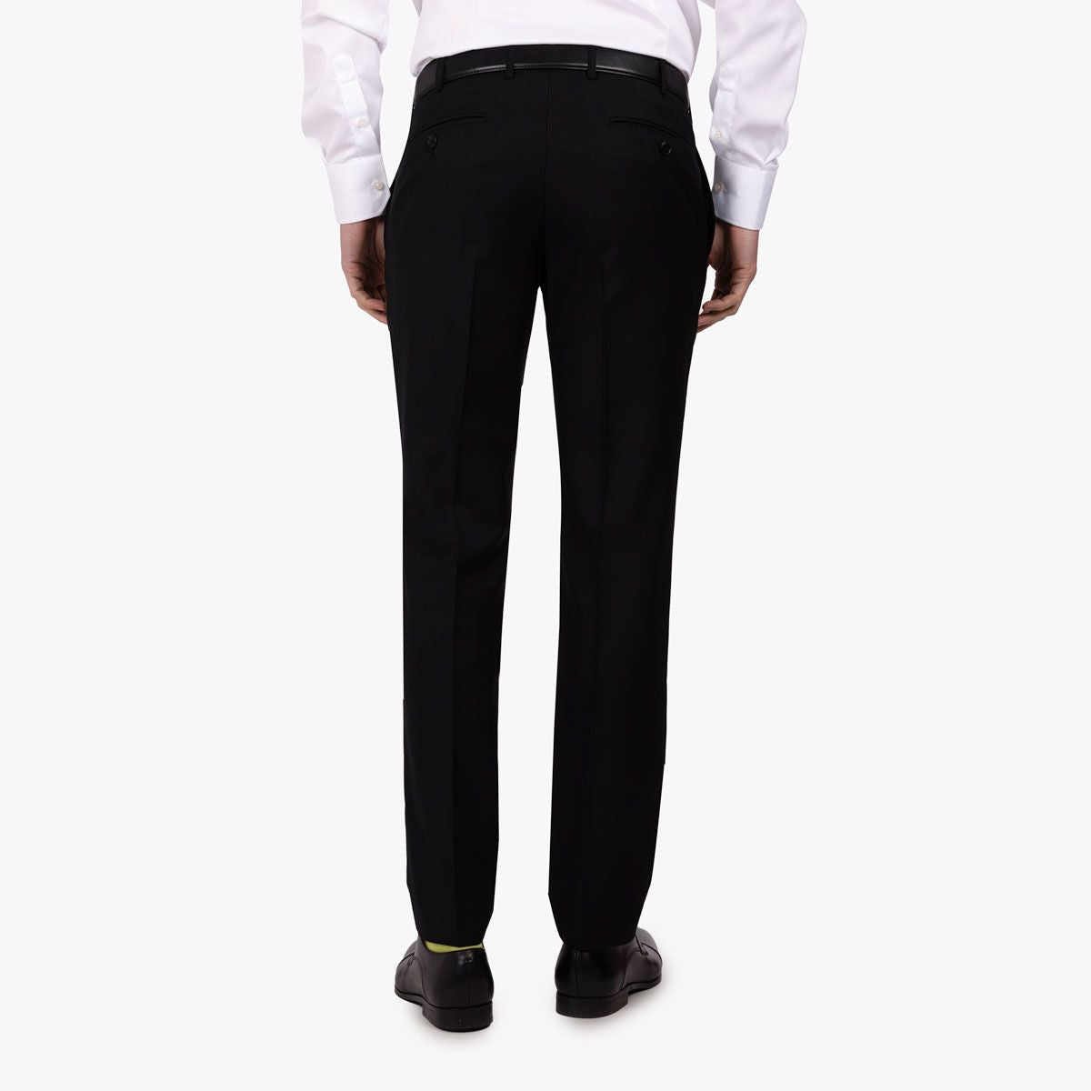 Mann in eleganter Anzughose.