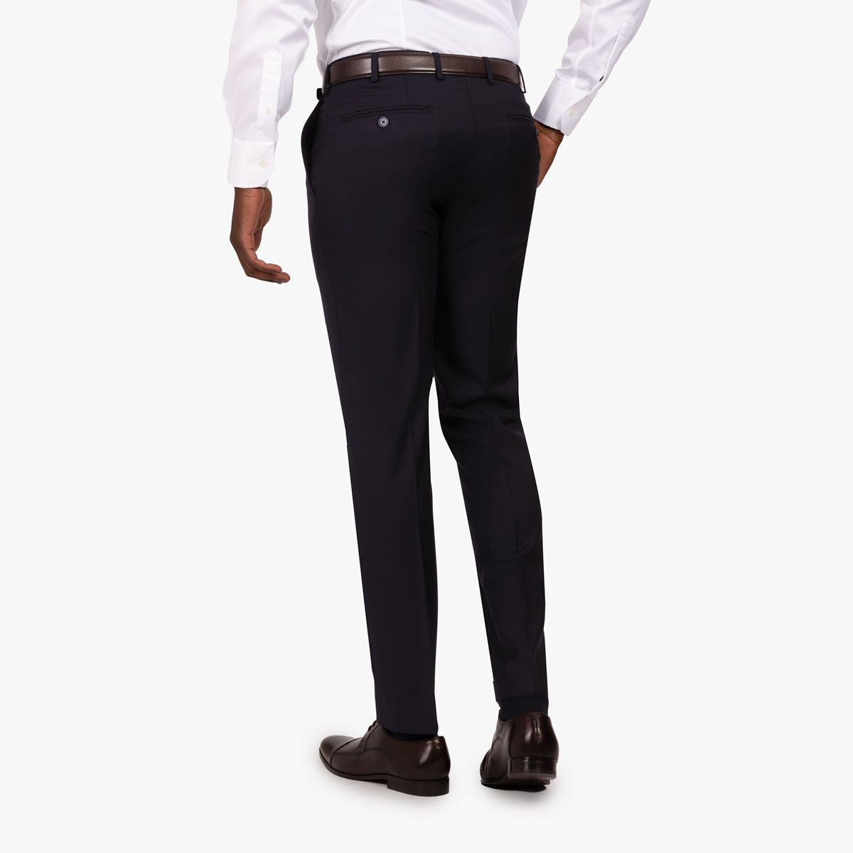 Mann in eleganter Herrenmode rückwärts.