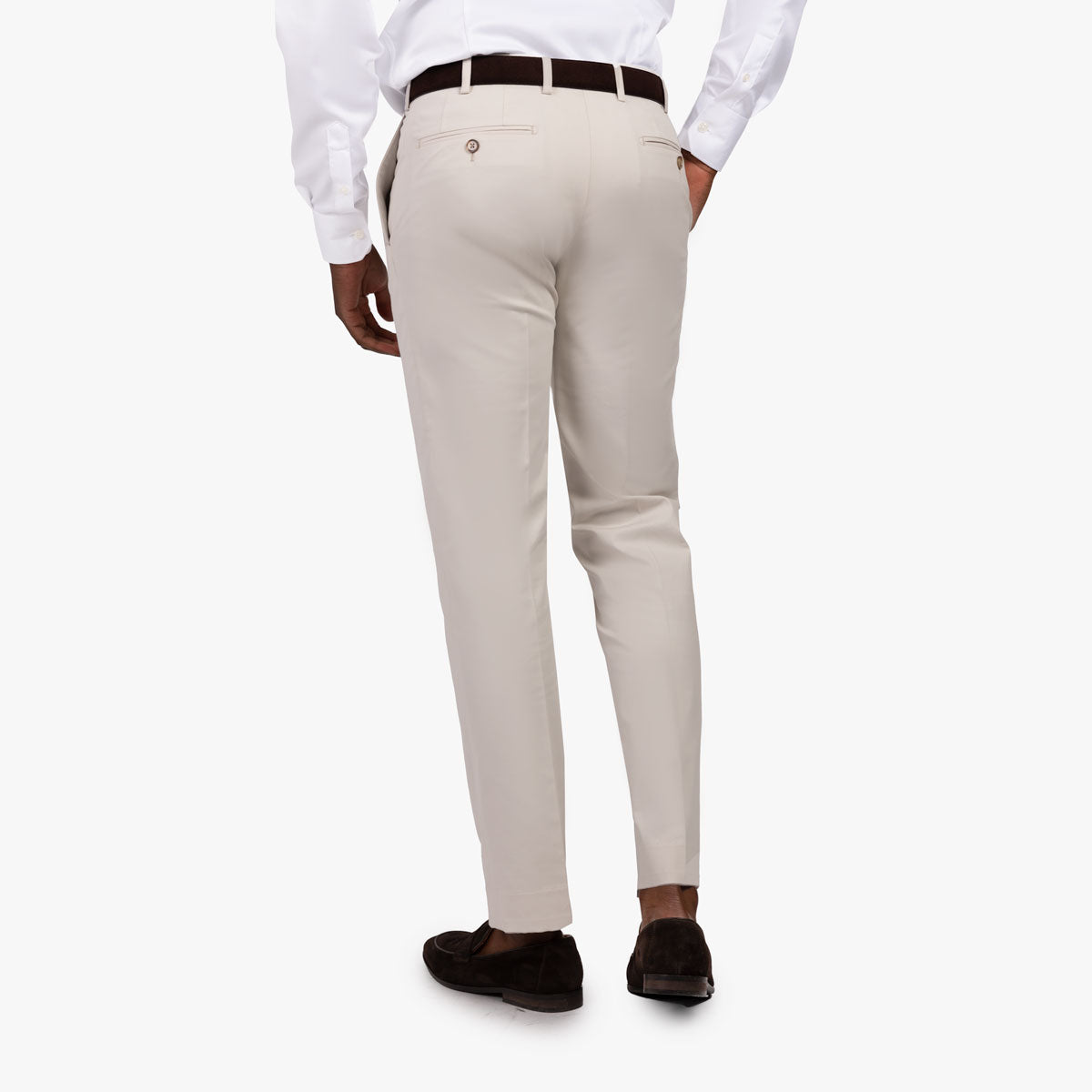 Mann in eleganter Hose rückseitig.