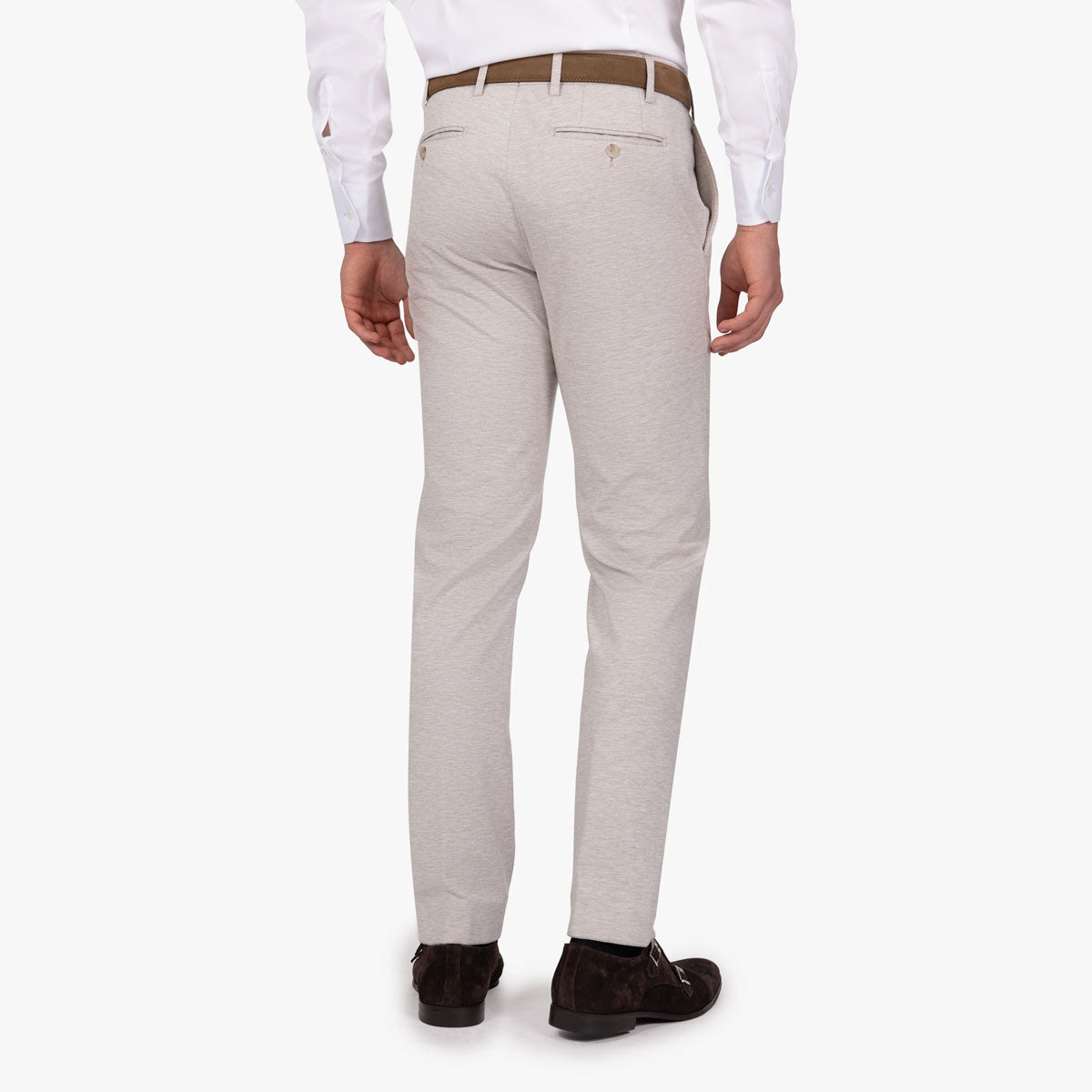 Mann in eleganter Hose rückseitig.