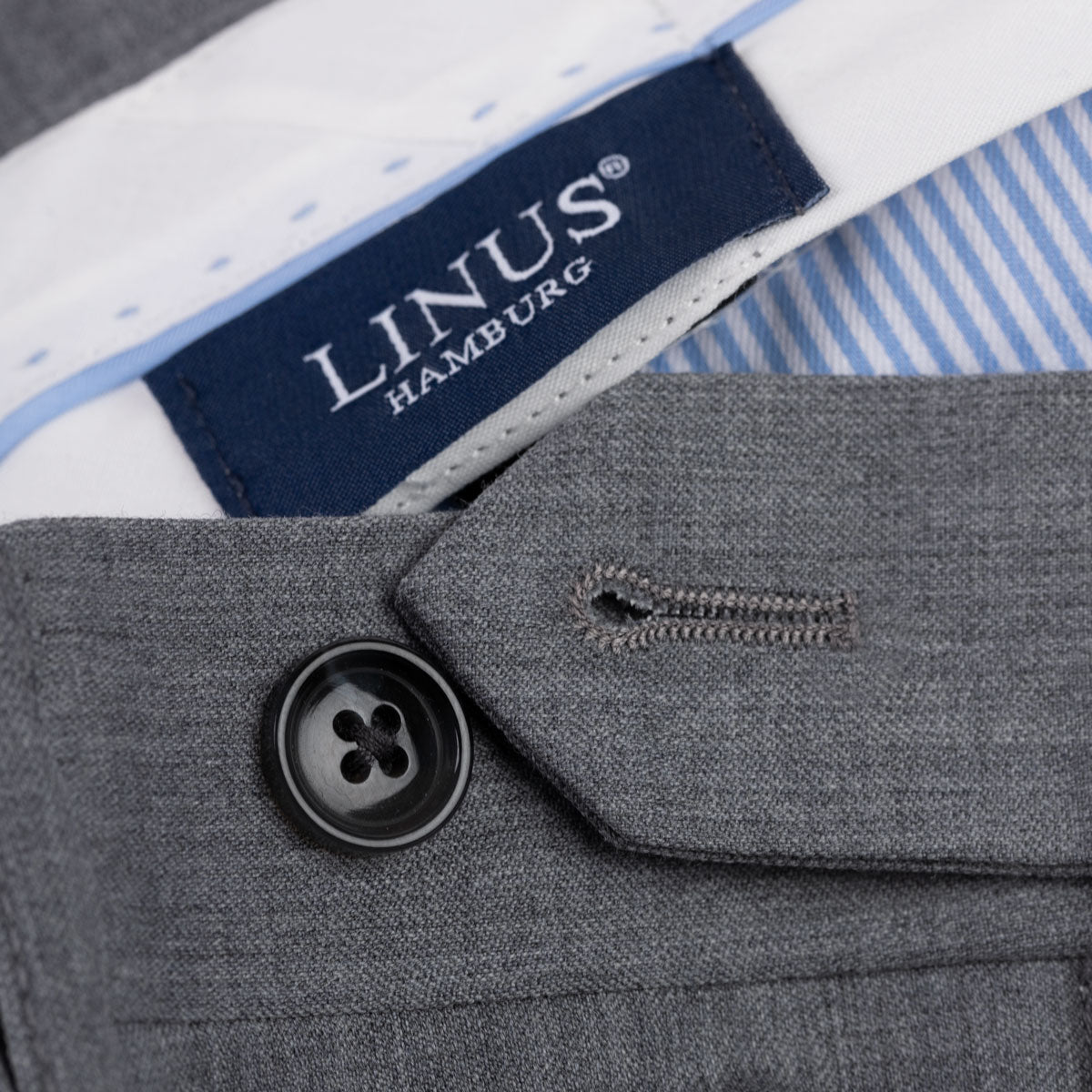 Grauer Anzug mit LINUS-Label.