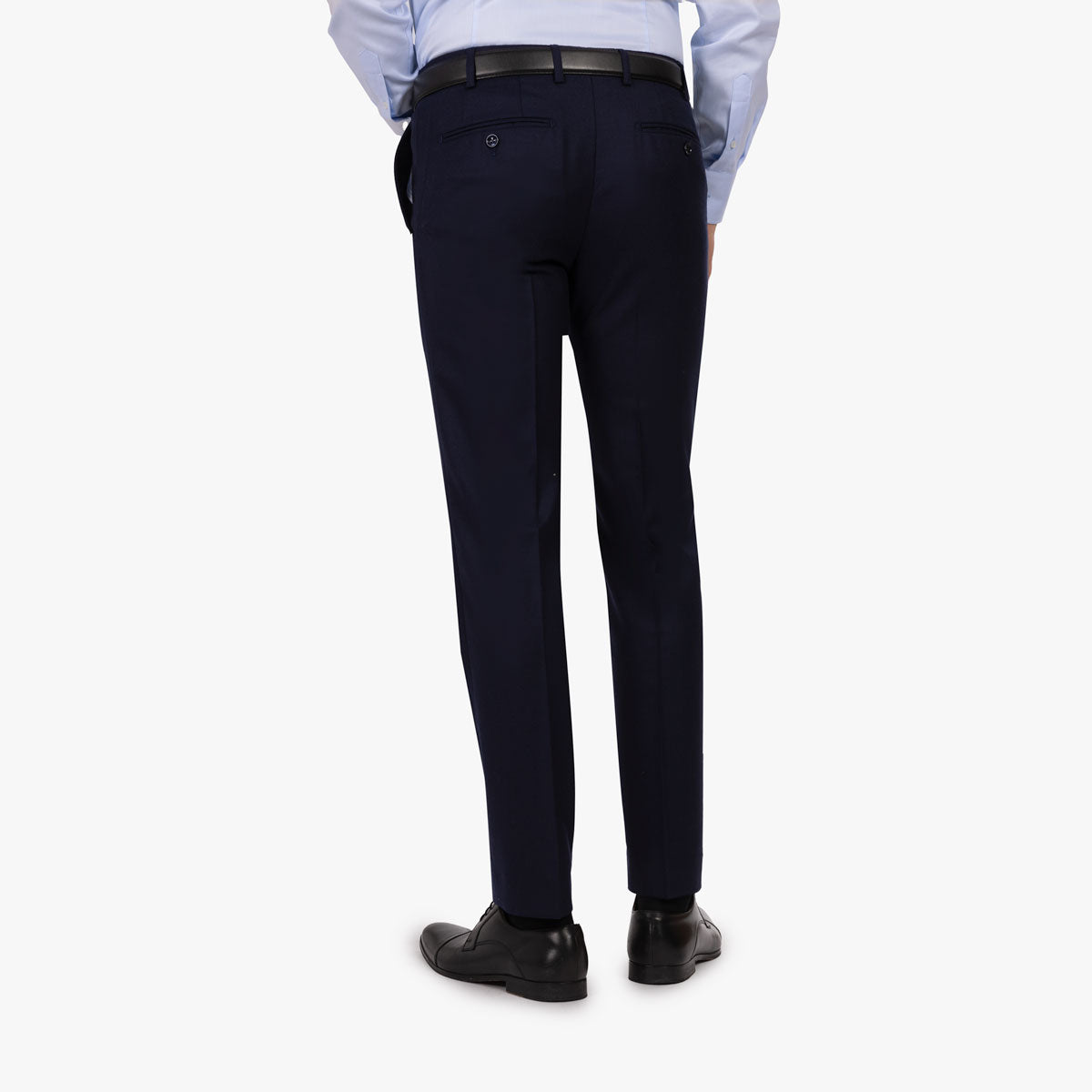 Mann in eleganter Herrenmode rückwärts.