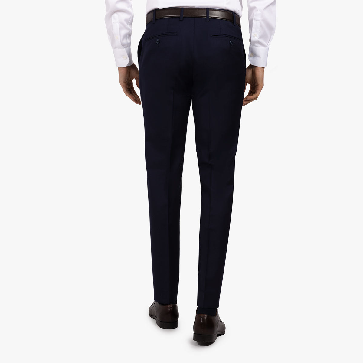 Mann in eleganter Anzughose.