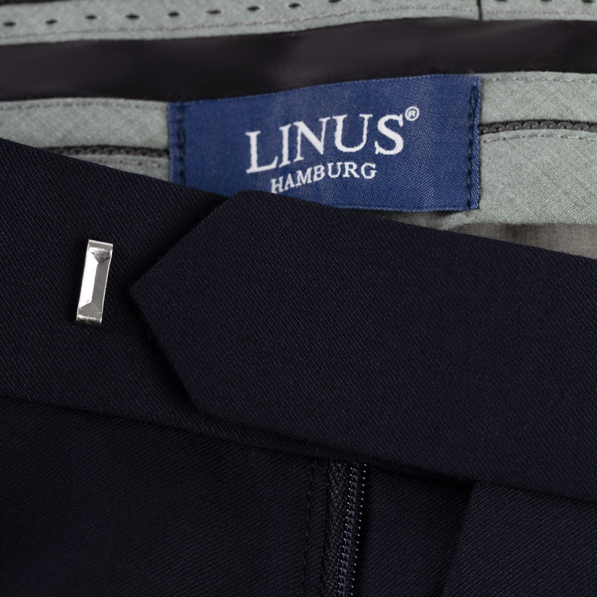 Hose mit LINUS-Label, elegant.