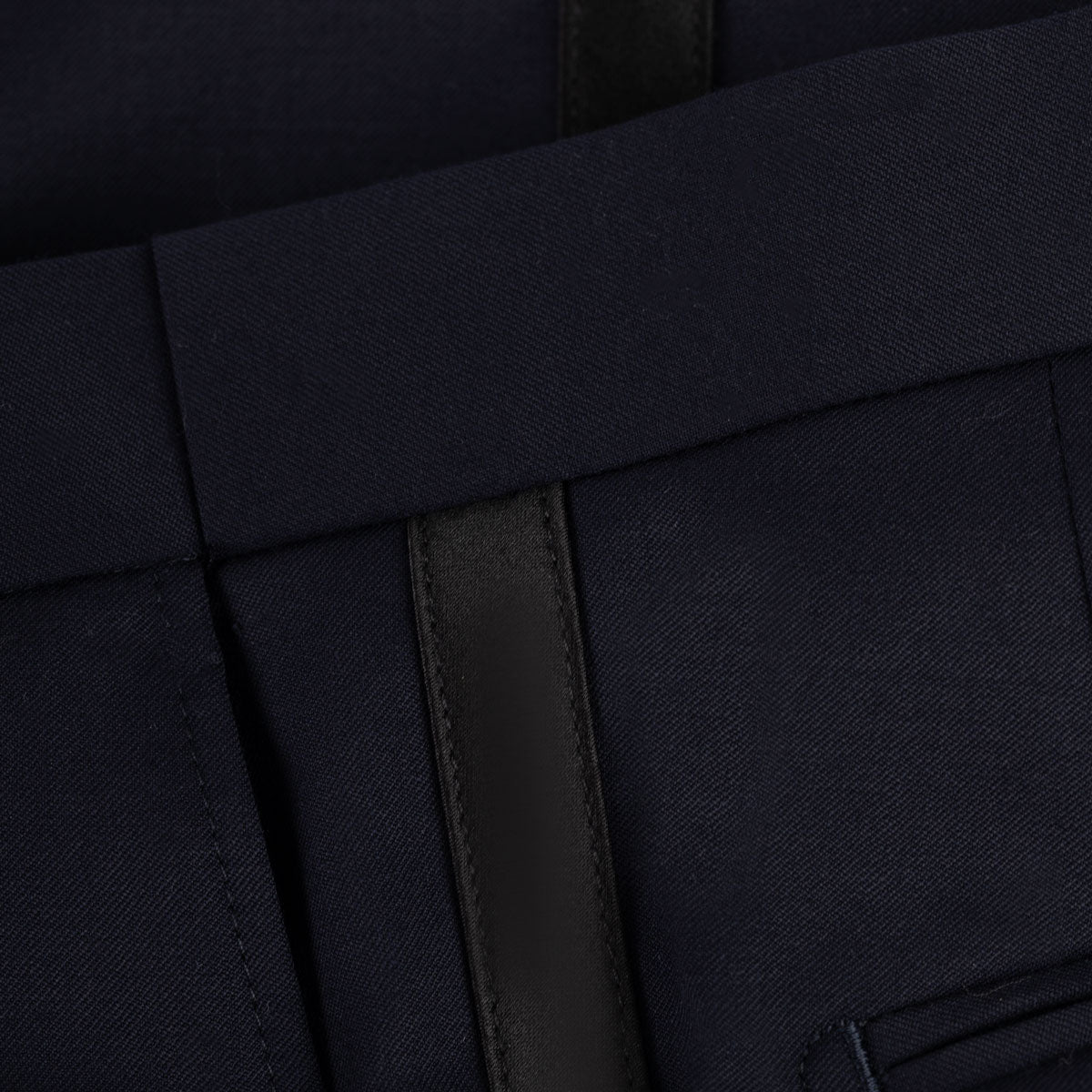 Dunkelblaue Anzughose mit Details.