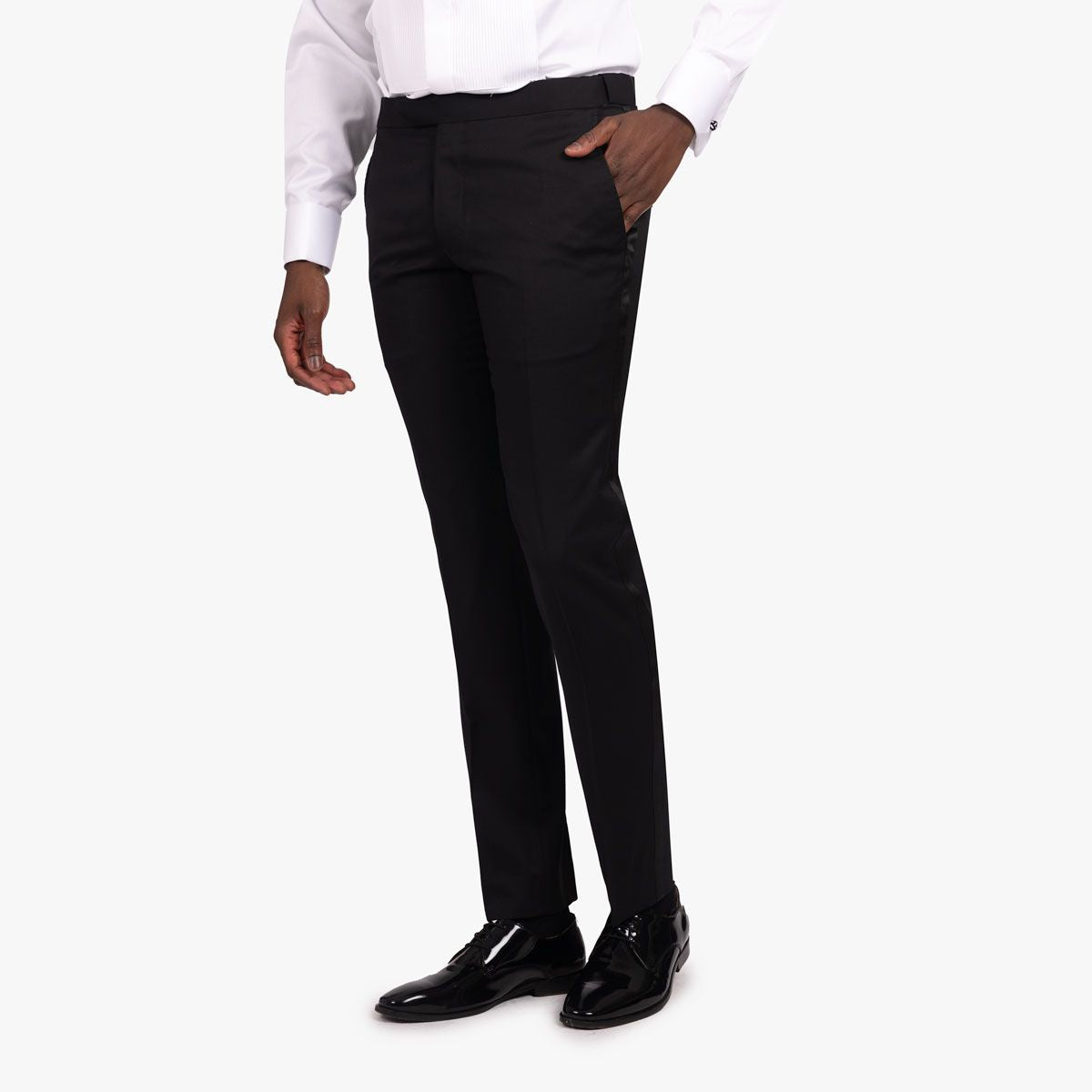 Eleganter Anzug mit schwarzen Schuhen.