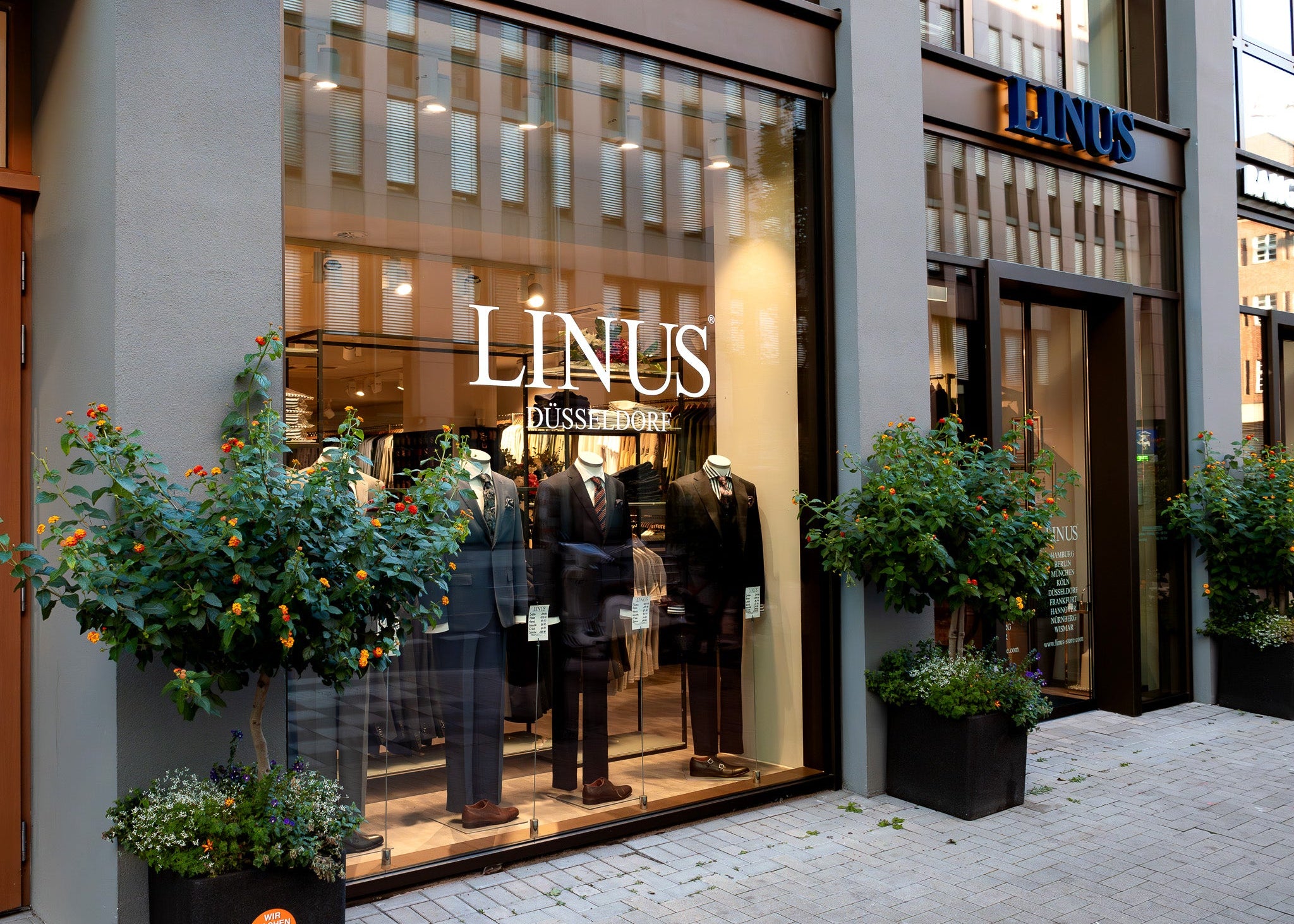 Schaufenster mit eleganten Anzügen.