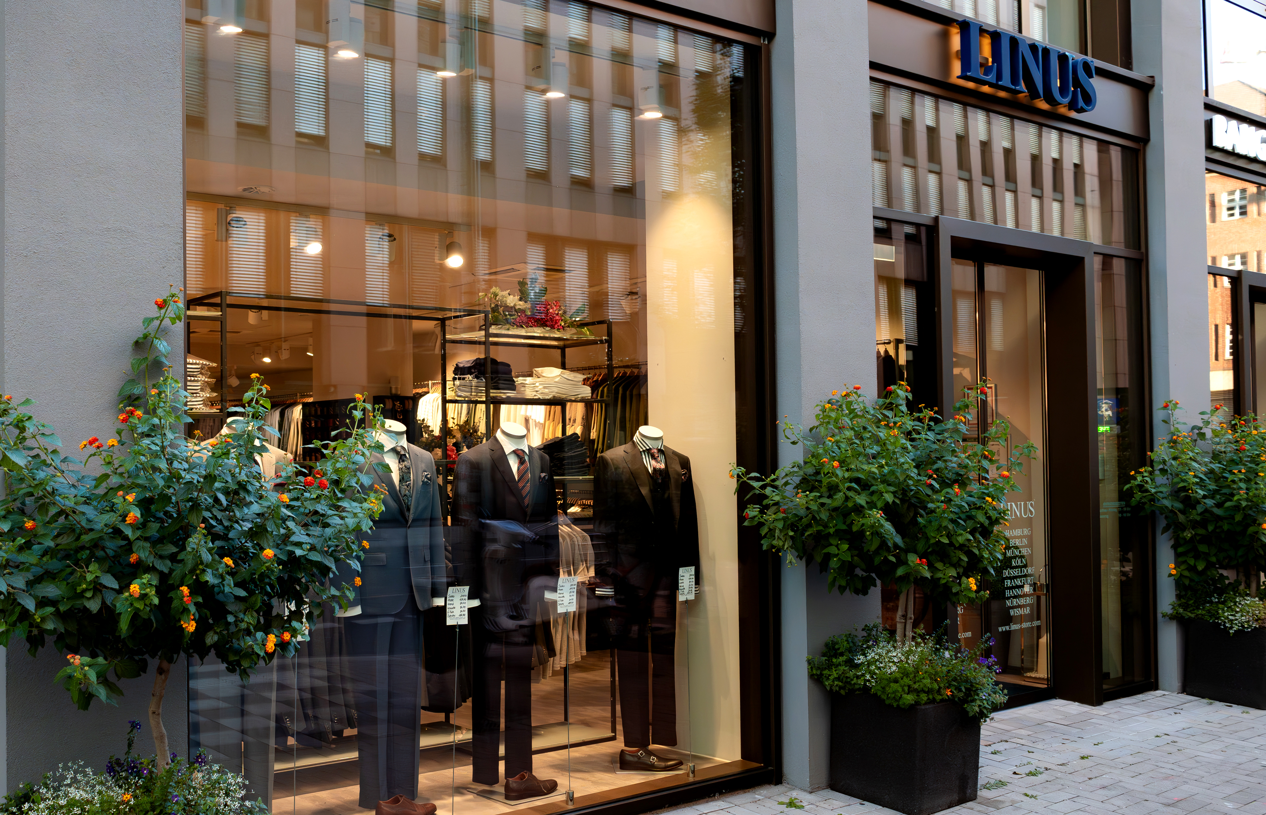 Schaufenster mit eleganter Herrenmode