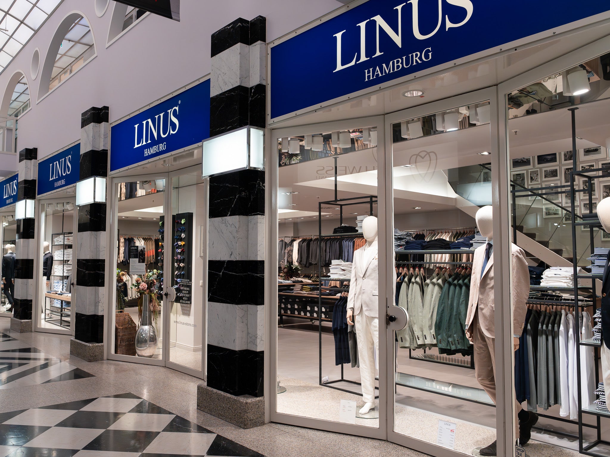 Schaufenster mit eleganter Herrenmode.